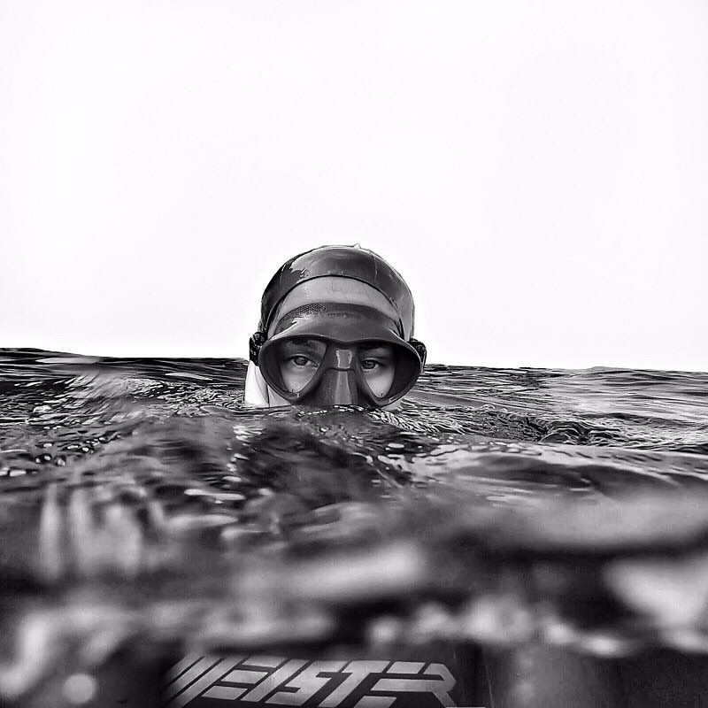 freediver meister taking a selfie on the surface of the water