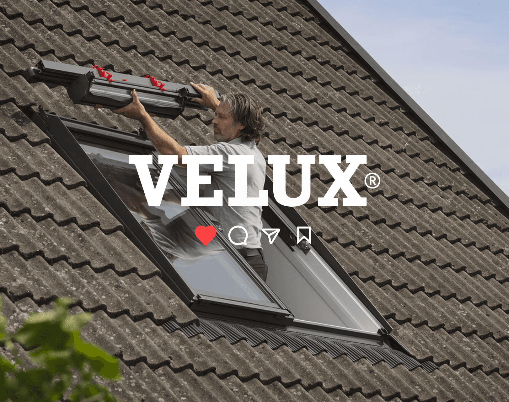 Photo promotionnelle de VELUX montrant l'installation d’une fenêtre de toit, avec logo en surimpression.