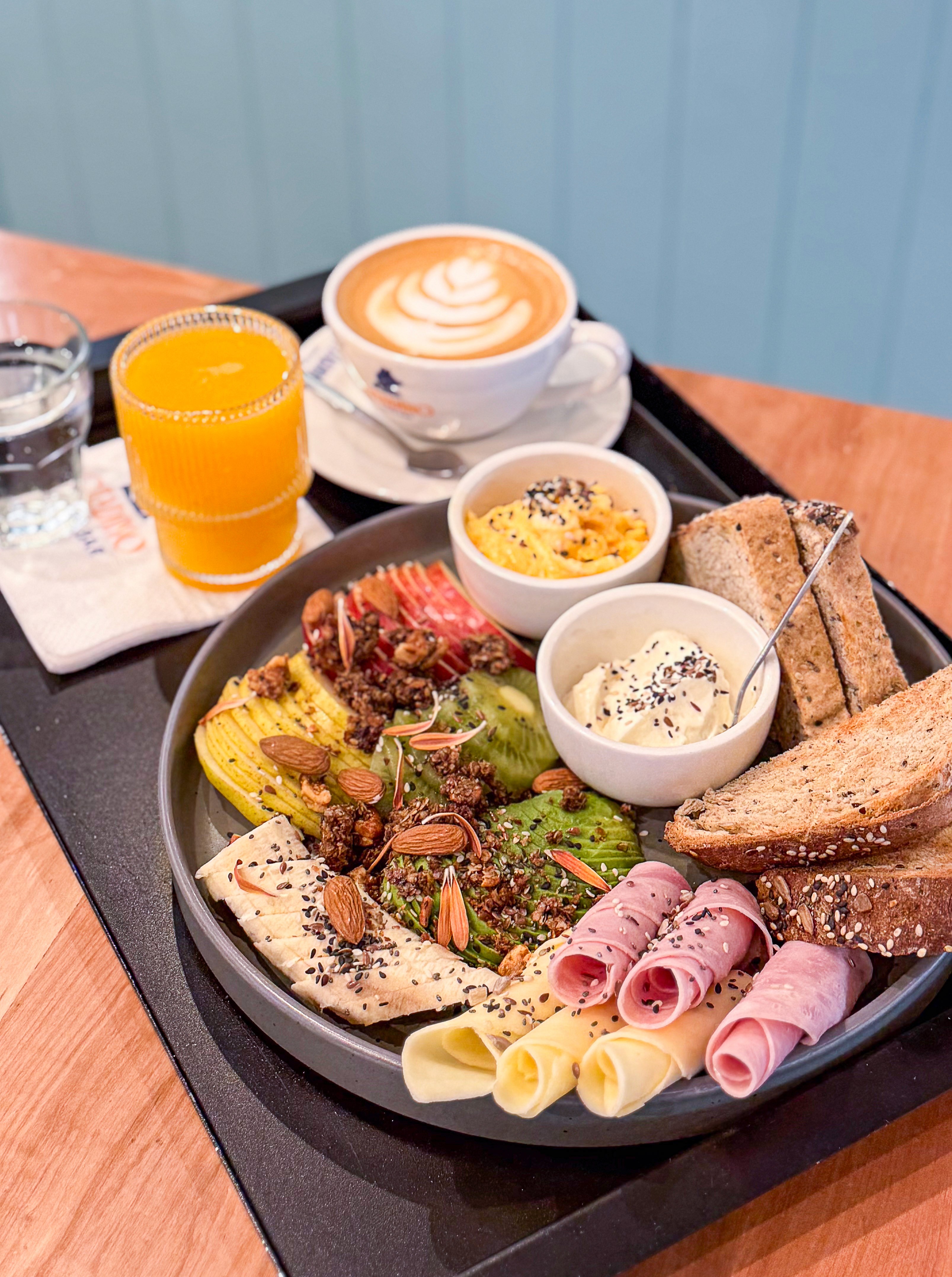 desayuno con fiambre, pan, quesos , huevos café y jugo de naranja