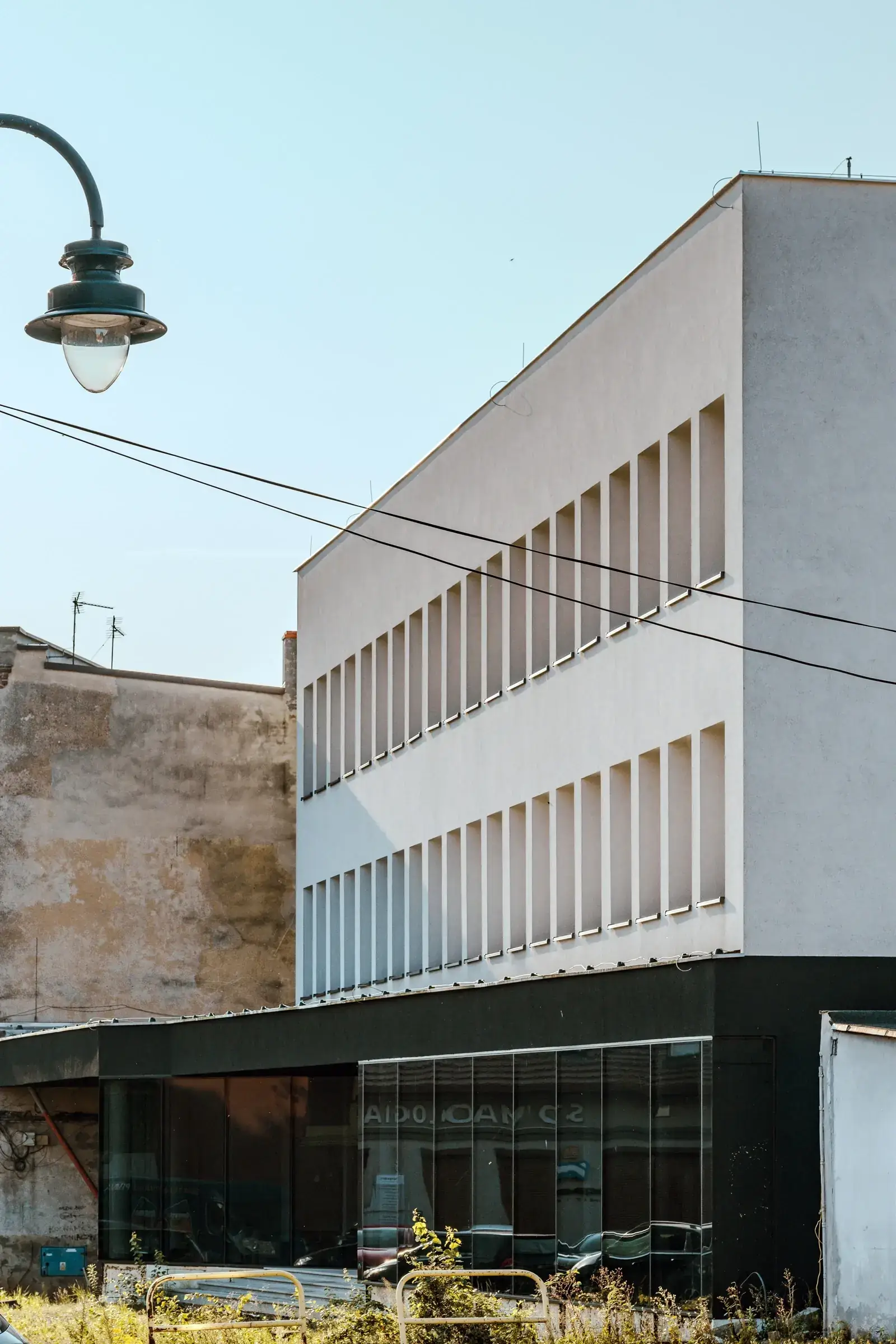 Budynek usługowy – fotografia architektury z perspektywy narożnej