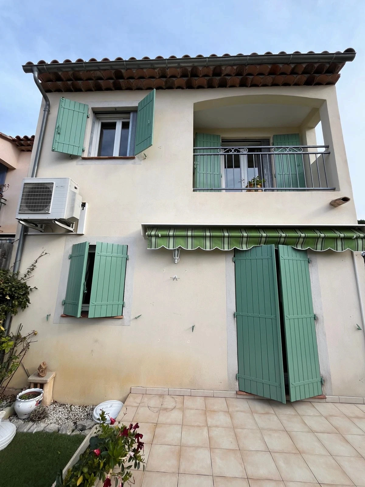 Peinture d'une façade à Villeneuve-Loubet par le peintre de Vallauris