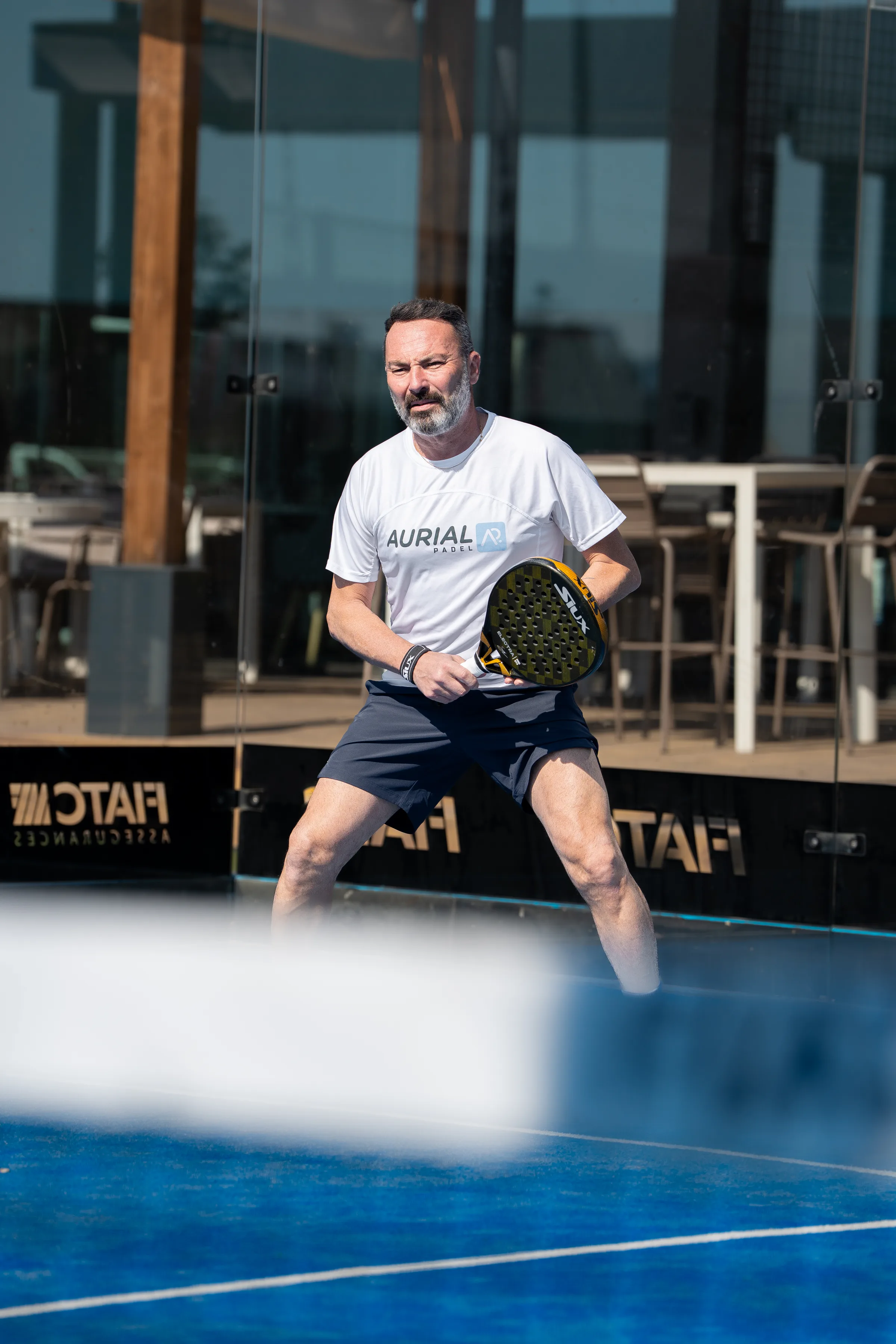 Jugador en posición de espera en partido de pádel en Aurial Padel Cornellà 2026, por Nolan Pardo