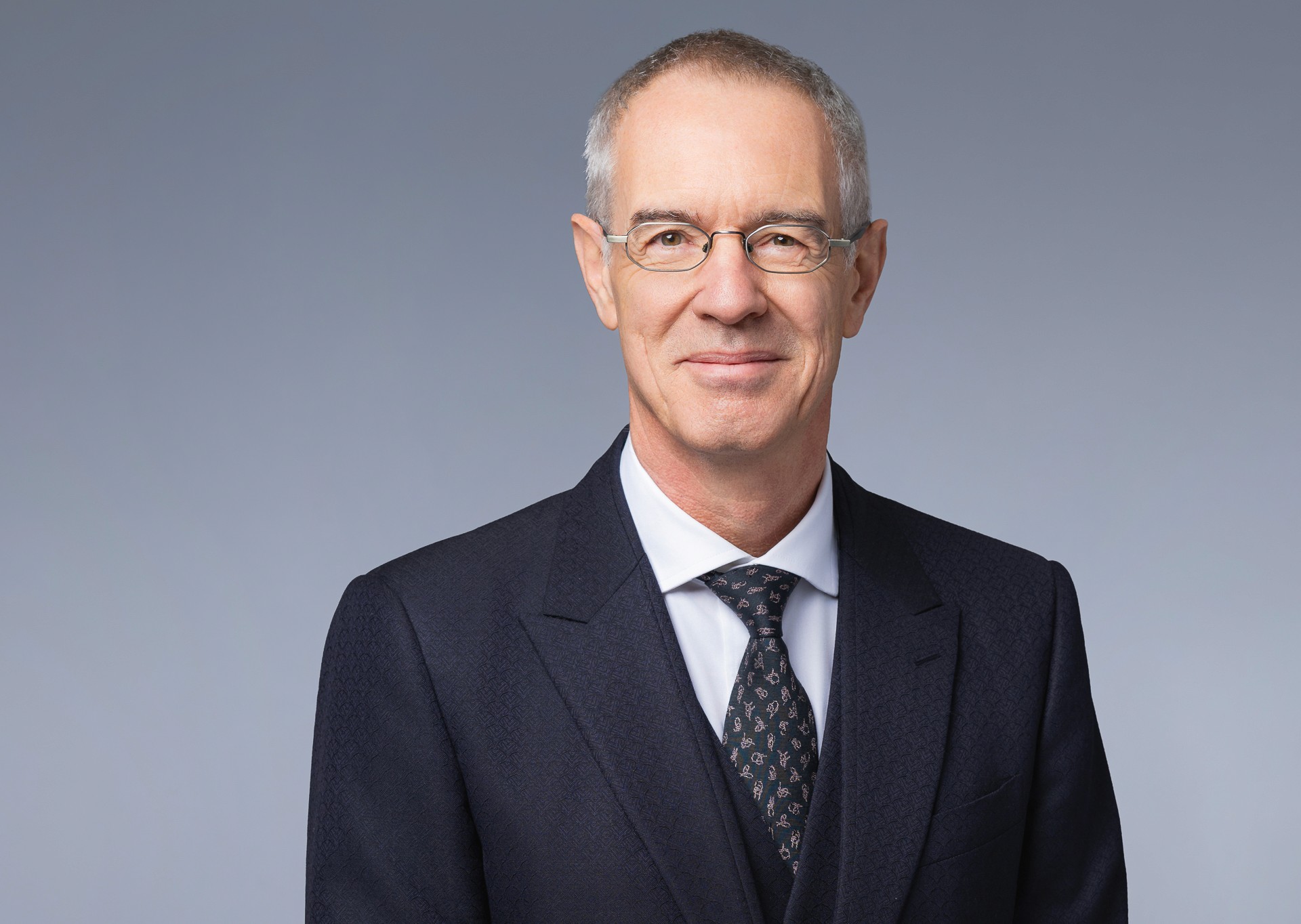 Klassisches Business Portrait eines Führungskaders für professionelle Unternehmenskommunikation