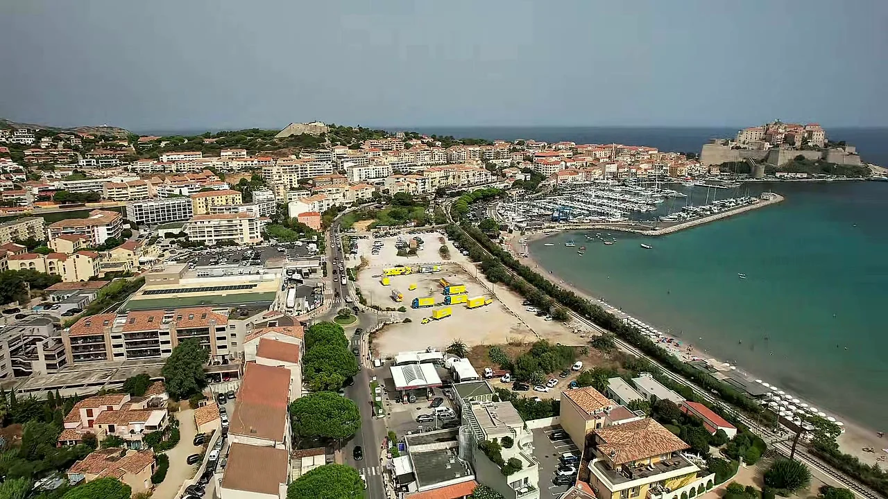 Vue d’ensemble d’un environnement urbain et littoral.