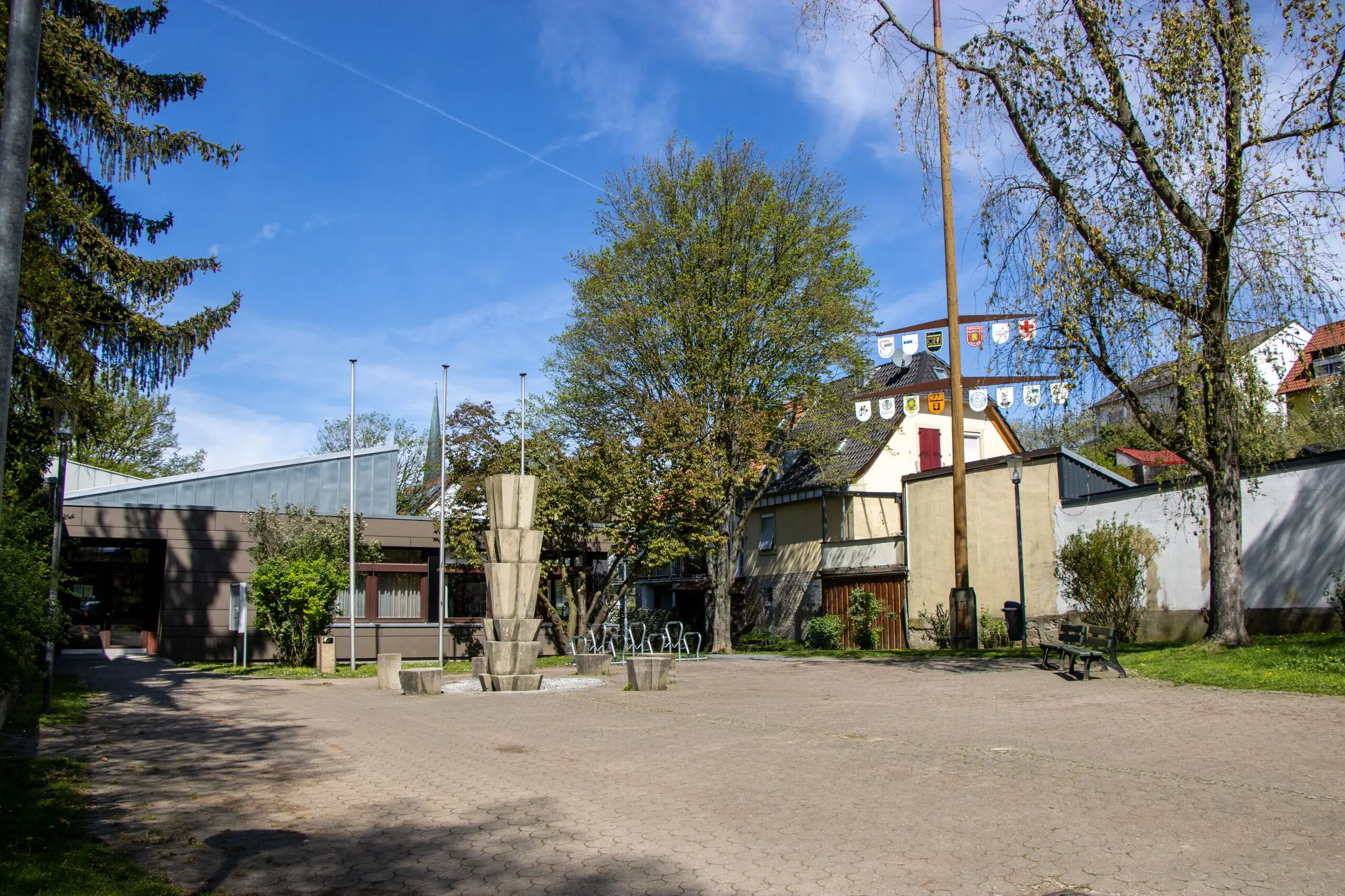 Fotografie des Hauptplatzes der Stadtteilbücherei in Versbach an einem sonnigen Tag.