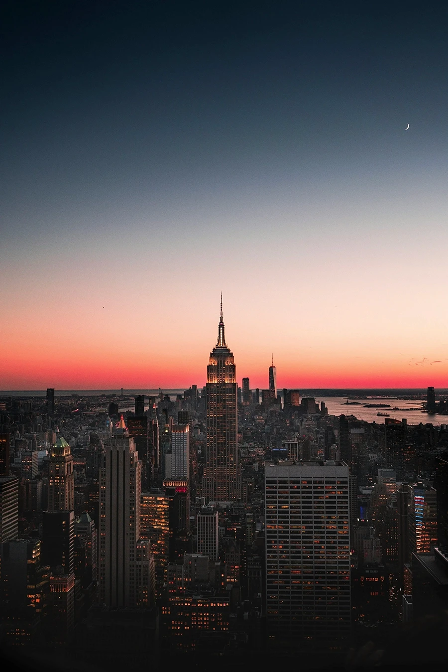 Stadtansicht bei Sonnenuntergang.