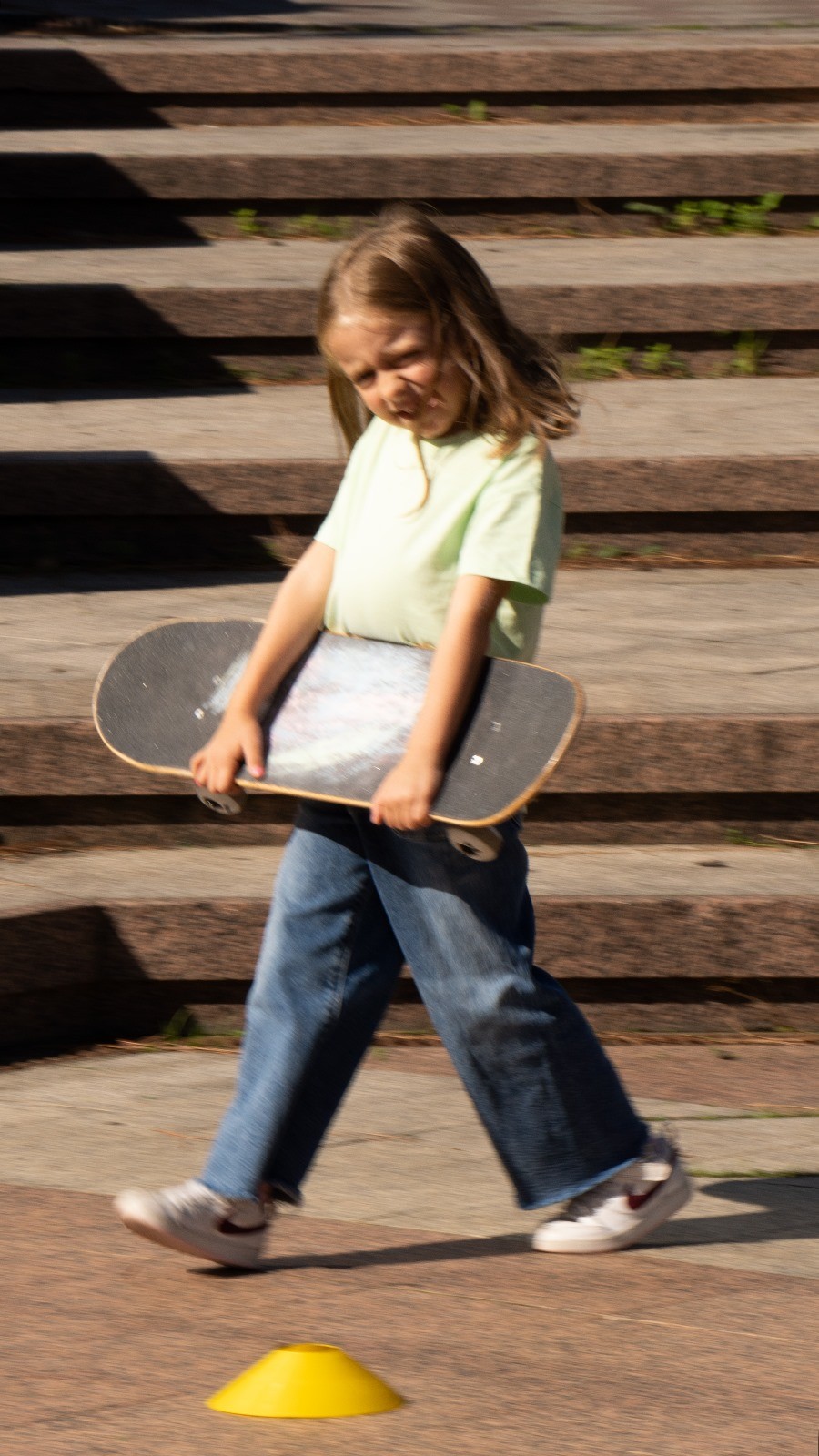 bambina che cammina con lo skate a napoli