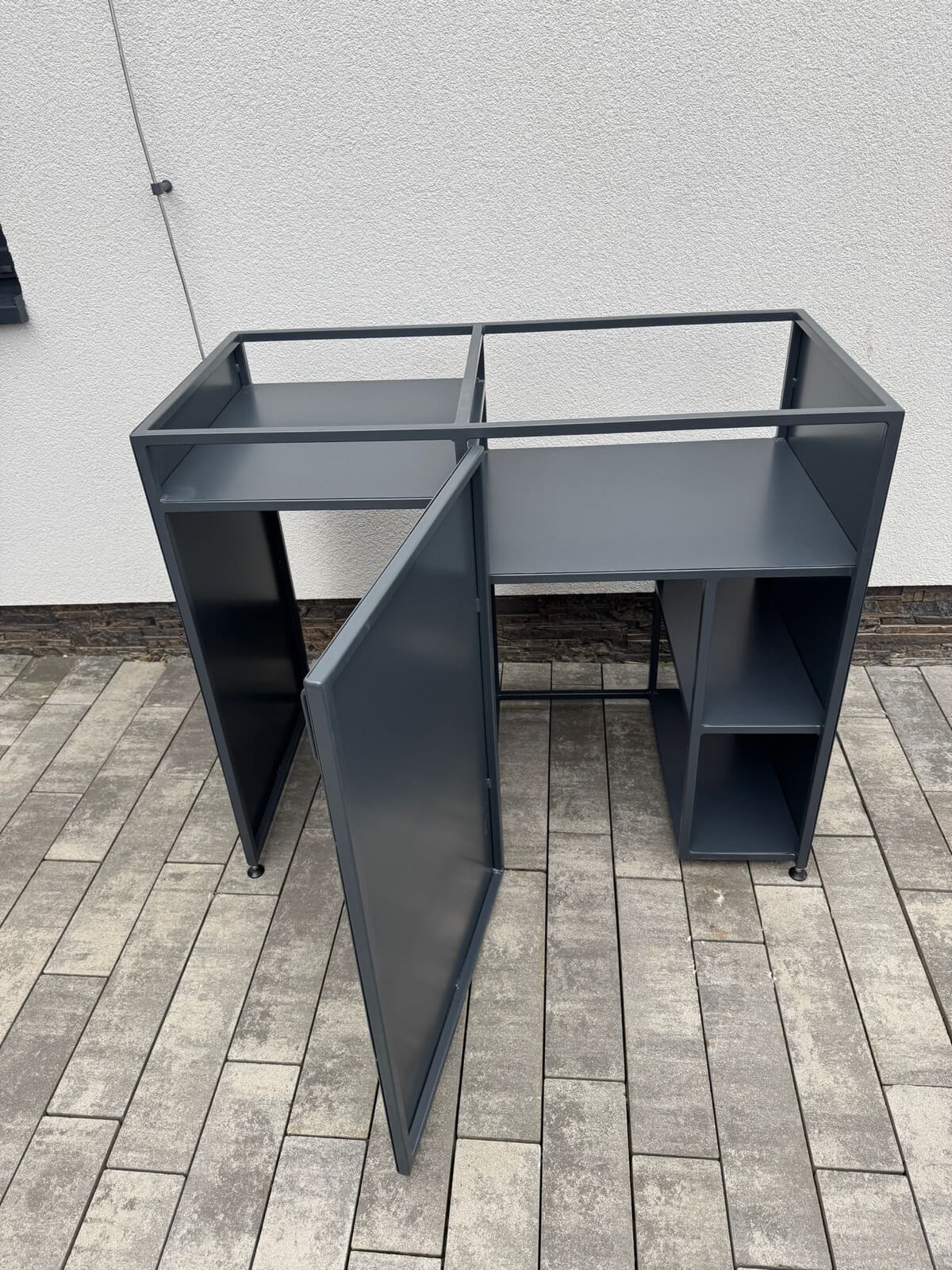 Venkovní kuchyně – prostor pro lednici, koš a pizza troubu