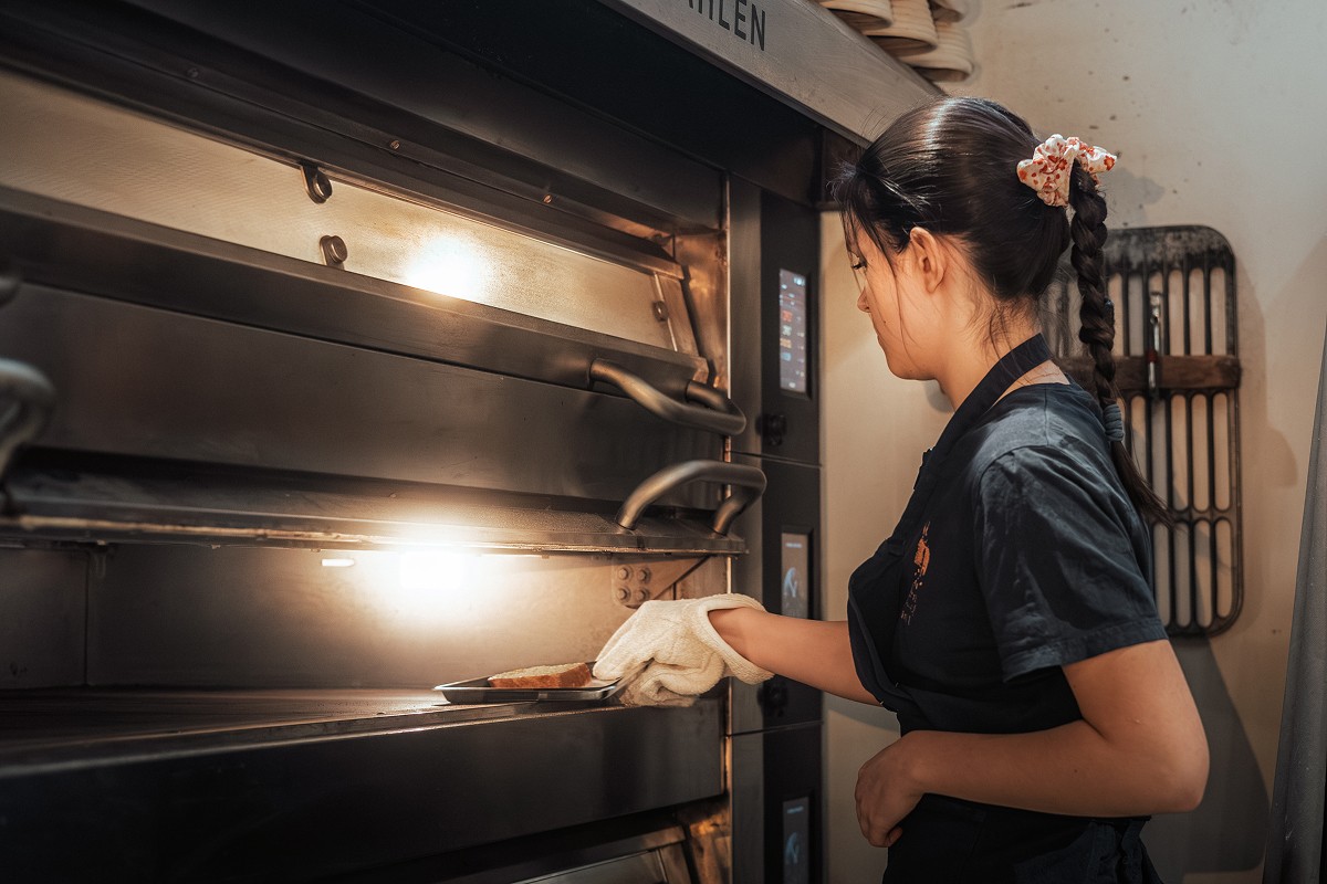 Nybakat surdegsbröd med ost! Frukost/fika från bageri Västerås.