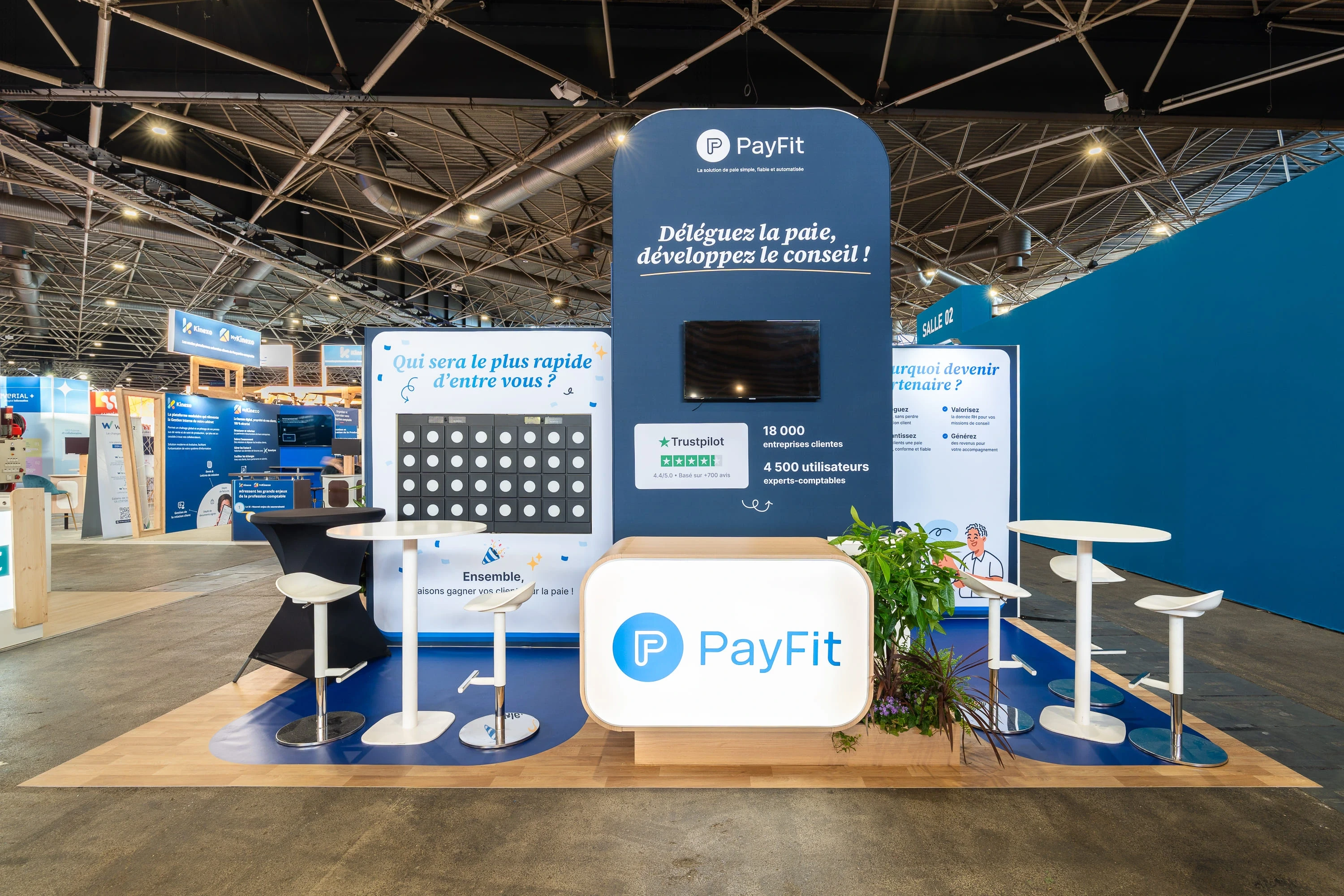  Vue générale du stand PayFit conçu par Expace au Congrès des experts comptables, avec structure bleue et comptoir lumineux