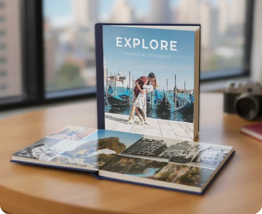 Pessoa segurando fotolivro com foto de mulher sorrindo ao ar livre, com a frase “Eu amo o Norte” escrita no canto da imagem