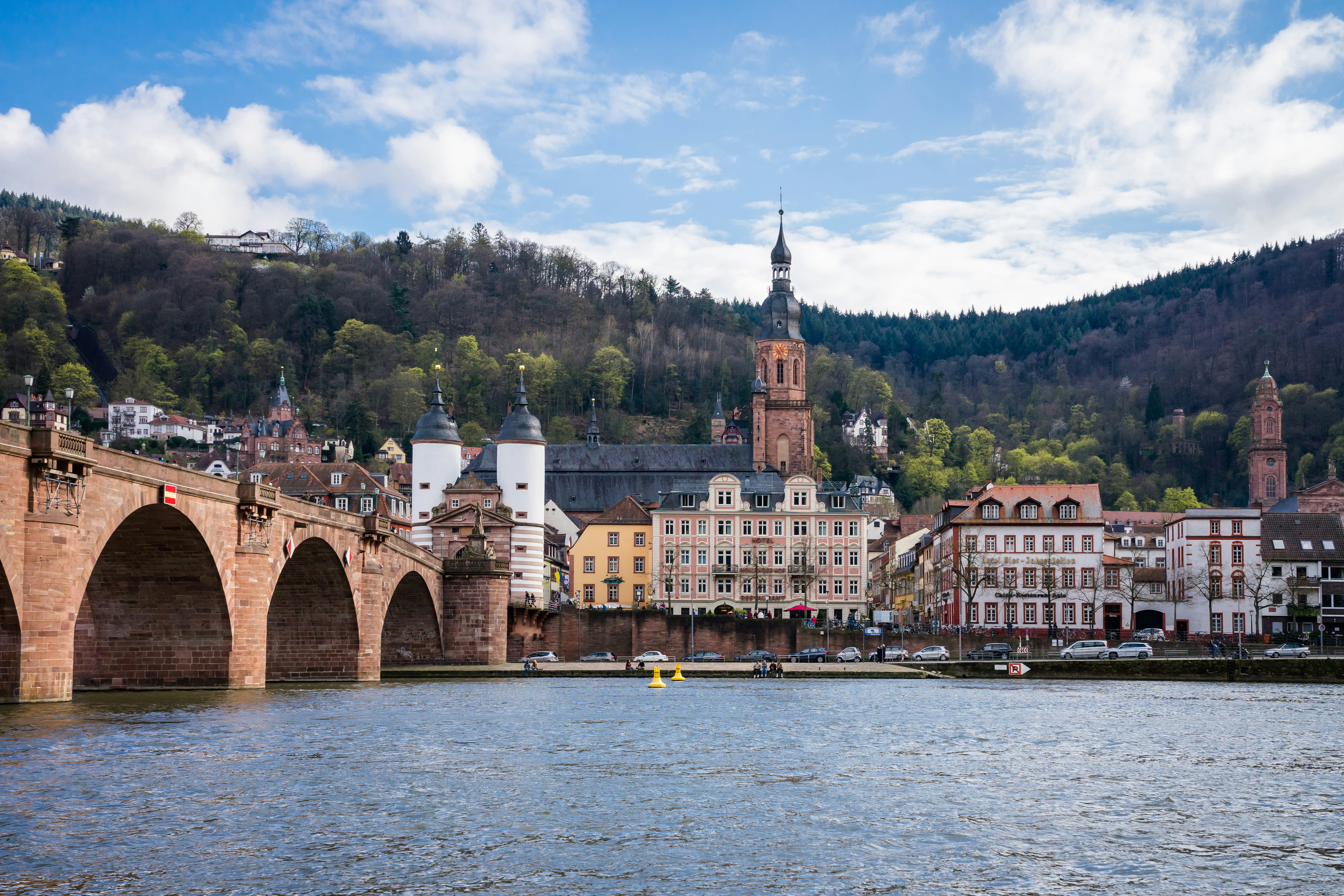 Die Alte Brücke, auch Karl-Theodor-Brücke genannt, mit Blick auf die Heiliggeistkirche in Heidelberg, ist ein bekanntes Wahrzeichen der Stadt.