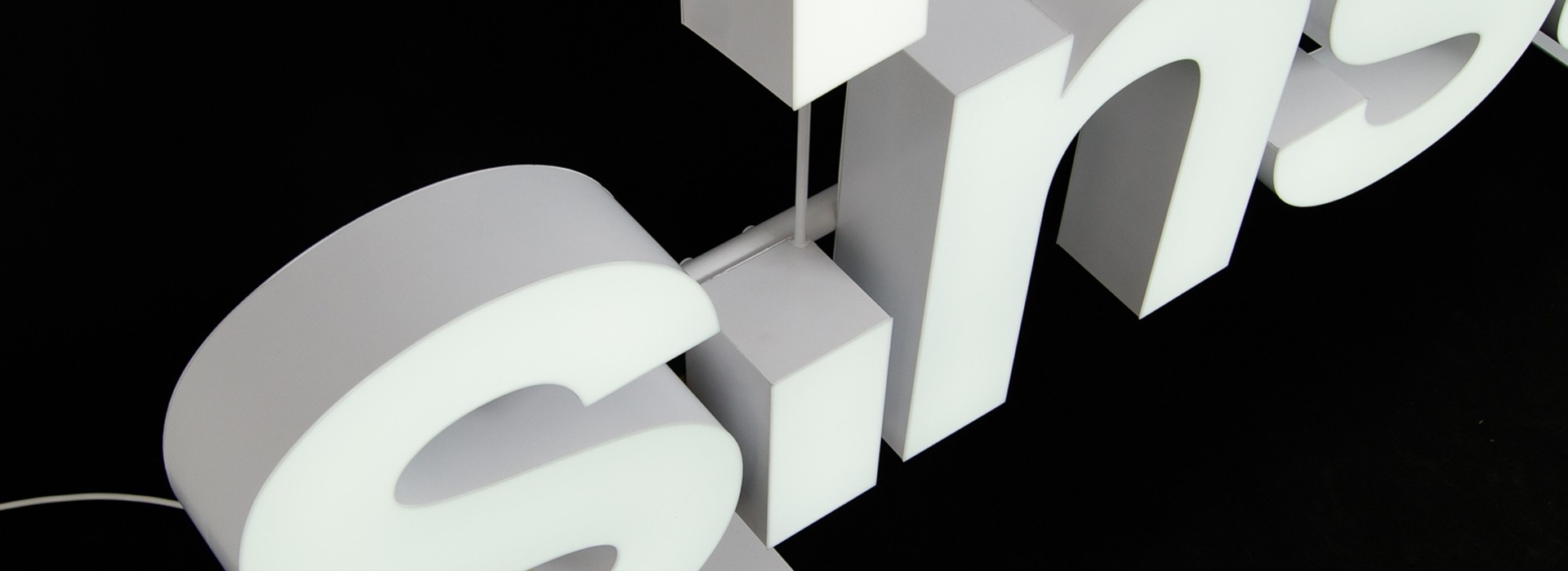 Sinsay - podświetlane logo