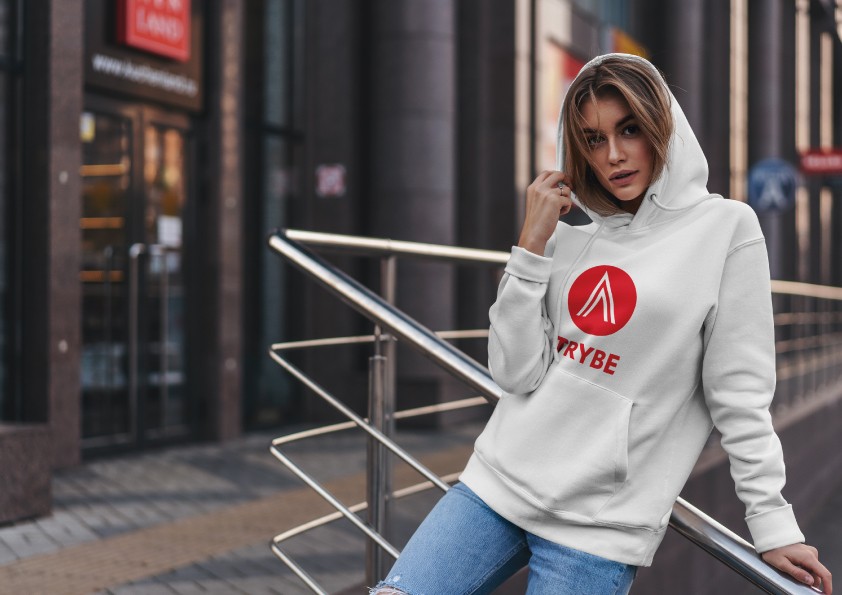 Chica bonita con sudadera blanca con el logo de Trybe Recruitment