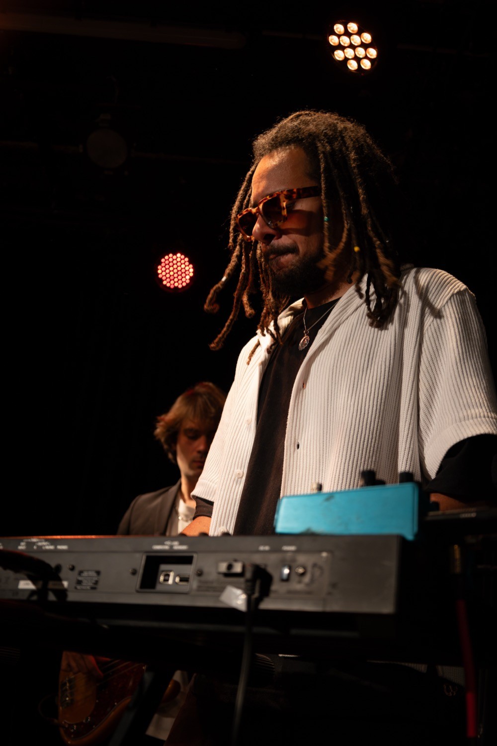 Pianiste professionnel lors d'un concert pour une soirée de mariage. 