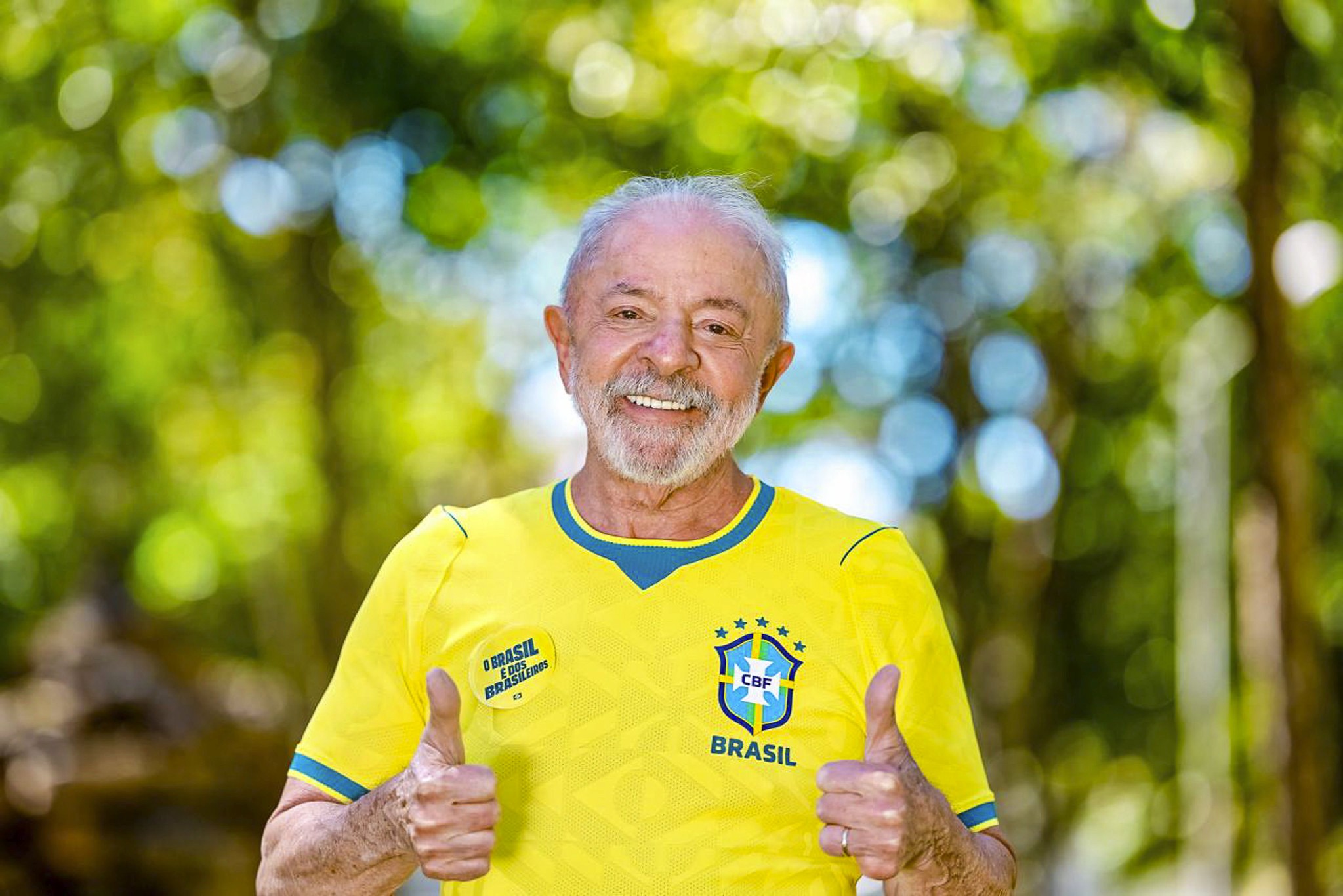 06.06.2026 - Presidente da República, Luiz Inácio Lula da Silva, posa para retrato com a camisa da Seleção Brasileira de futebol, na Granja do Torto. Brasília - DF.     Foto: Ricardo Stuckert / PR