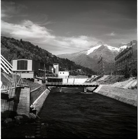 Casa de máquinas y patio de alta tensión Central Abanico, desde canal de evacuación.