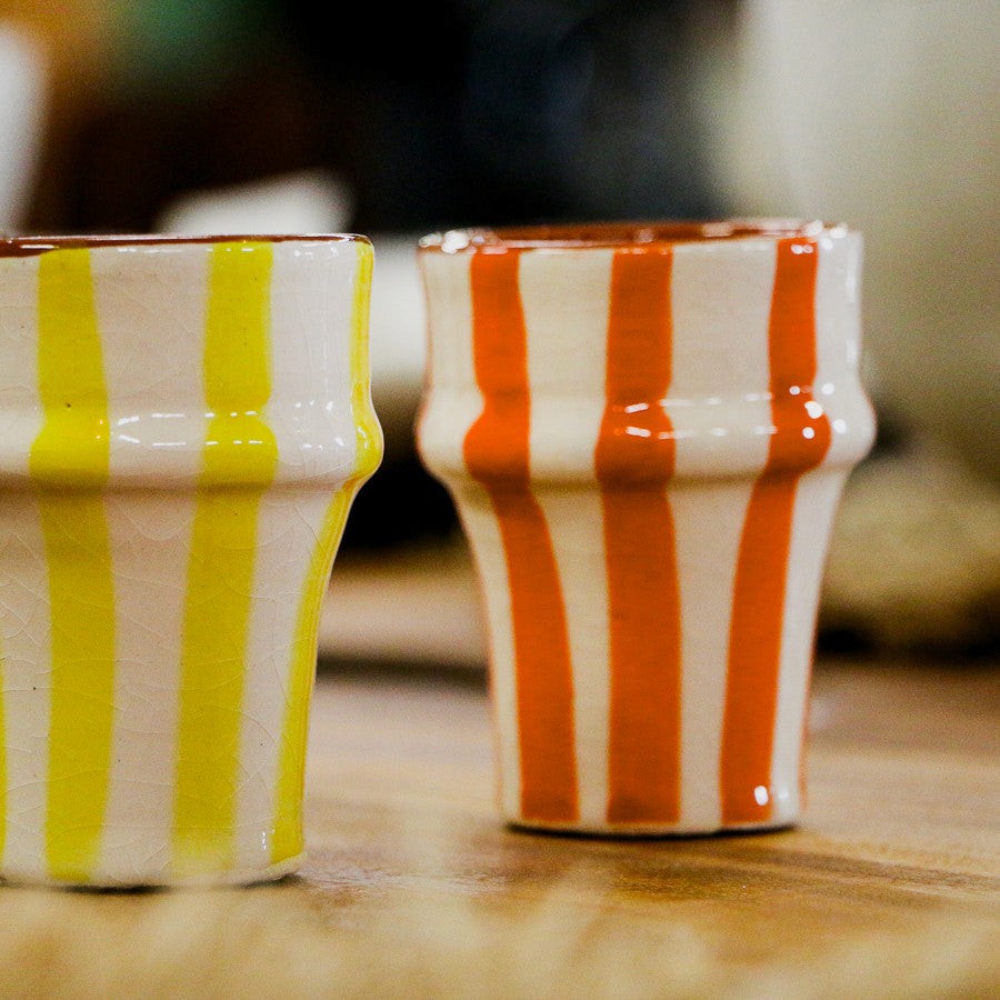 Tasse artisanale en céramique à rayures oranges