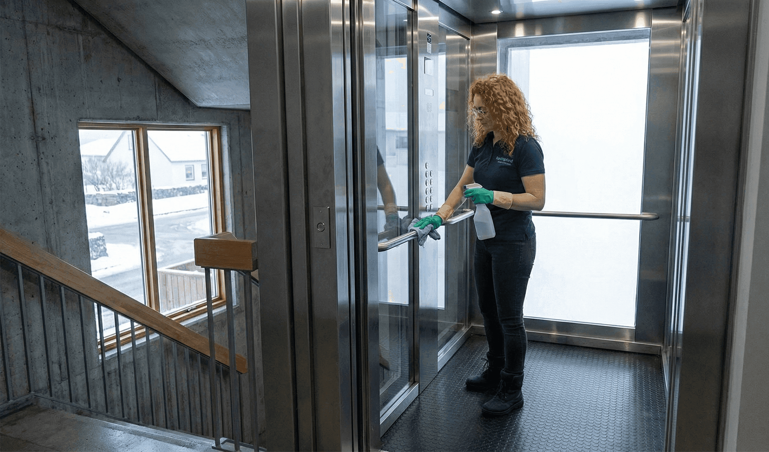 Sótthreinsun á lyftuhnappaborði í sameign.