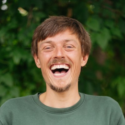 Portrait image of laughin Raphael Fellmer