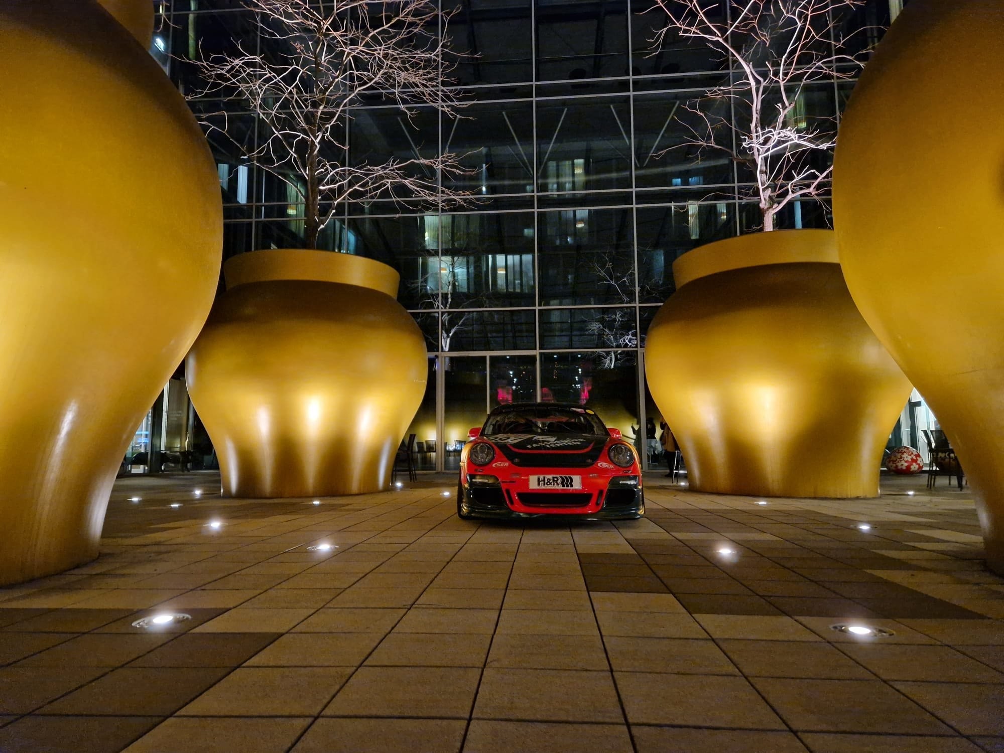 Kameha Grand Bonn – beleuchtetes Atrium mit goldenen Skulpturen