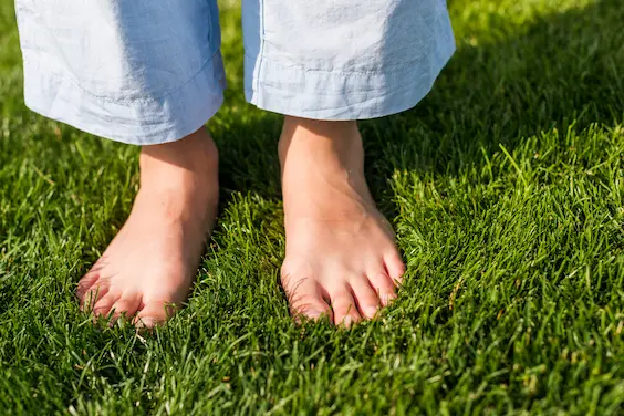 pieds nus dans l'herbe