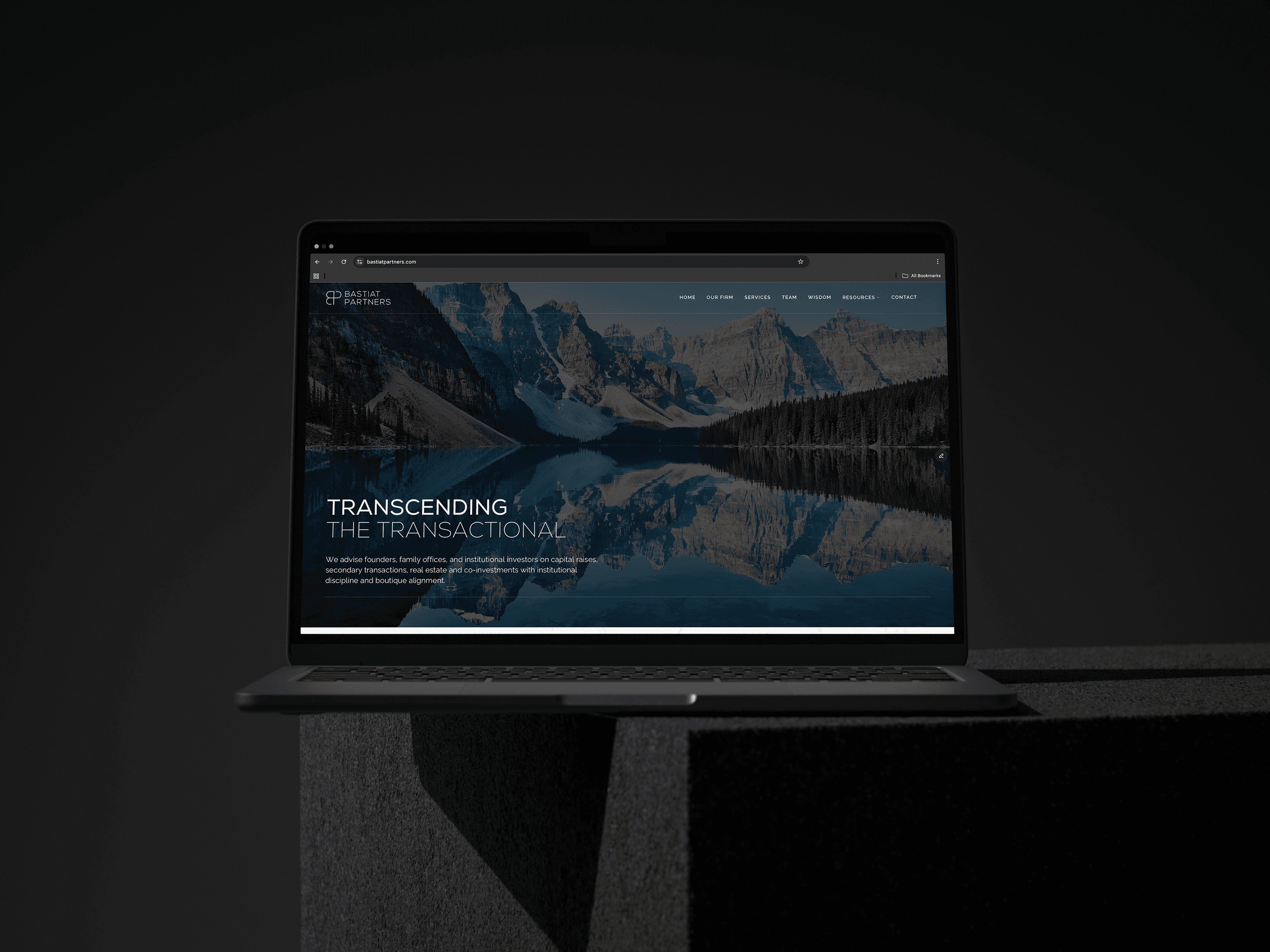 Black and white image of people working at a table with laptops, showing hands gesturing during discussion of digital content displayed on screens, with fabrica® logo in the corner.