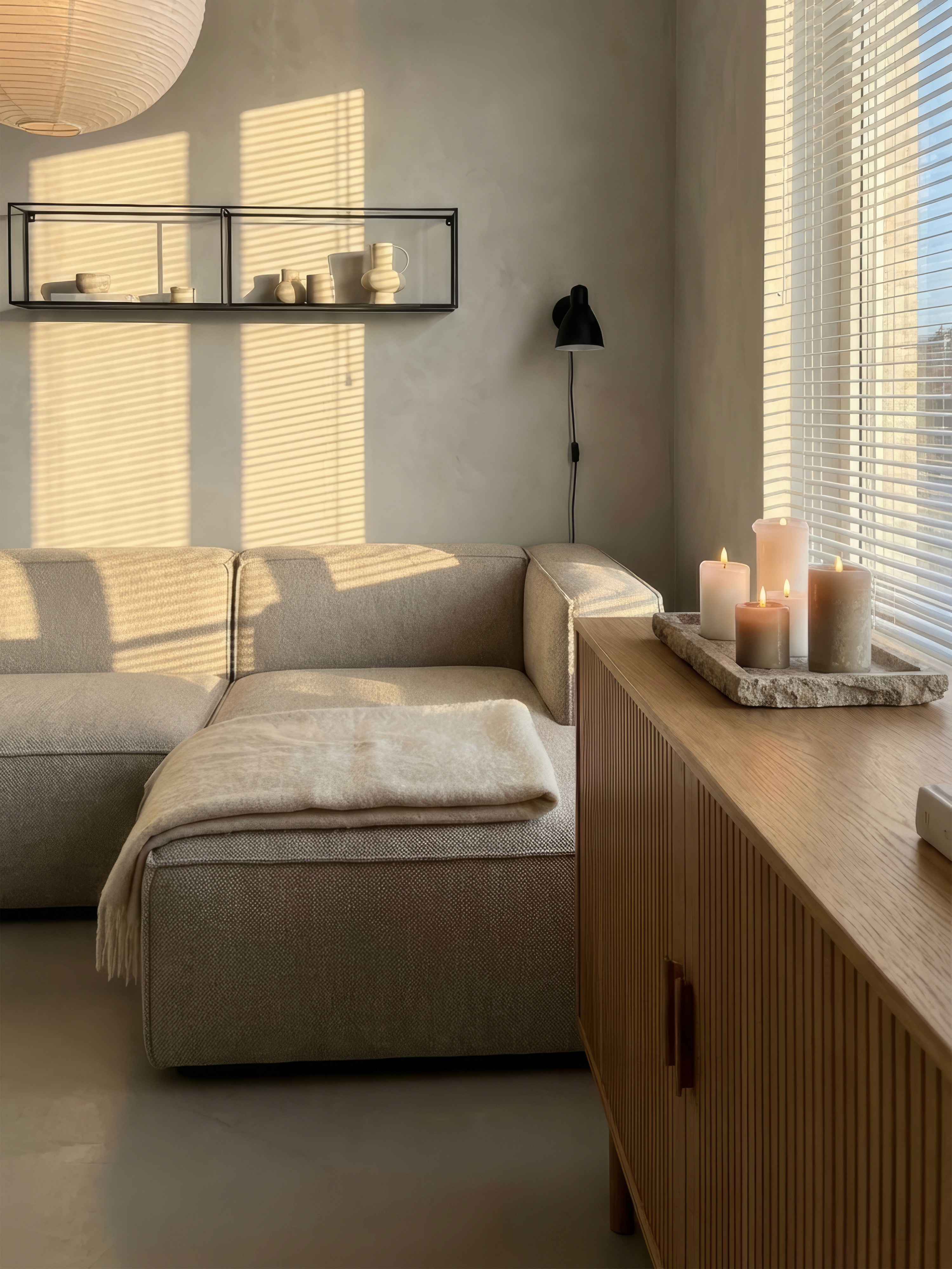 Rendering architettonico di dettaglio di salone interno moderno, arredato in stile minimale e scandinavo con colori caldi.