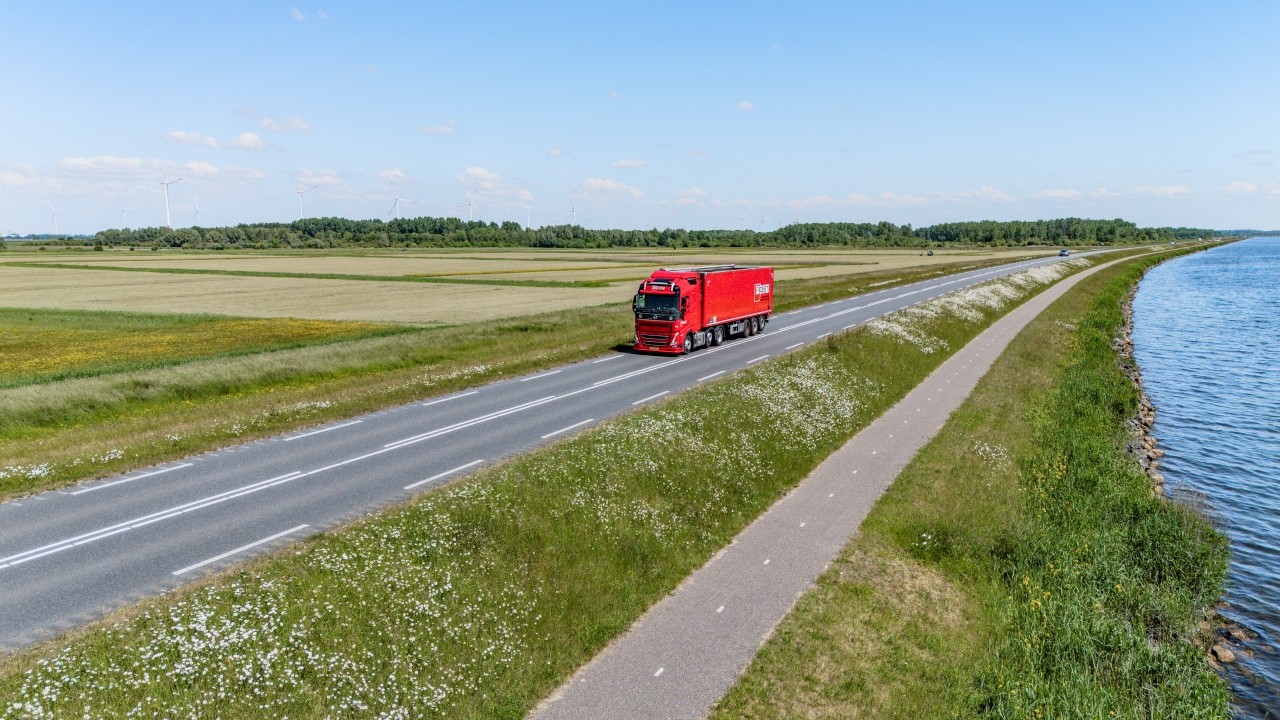 Post Handel en Transport vrachtwagen in de polder