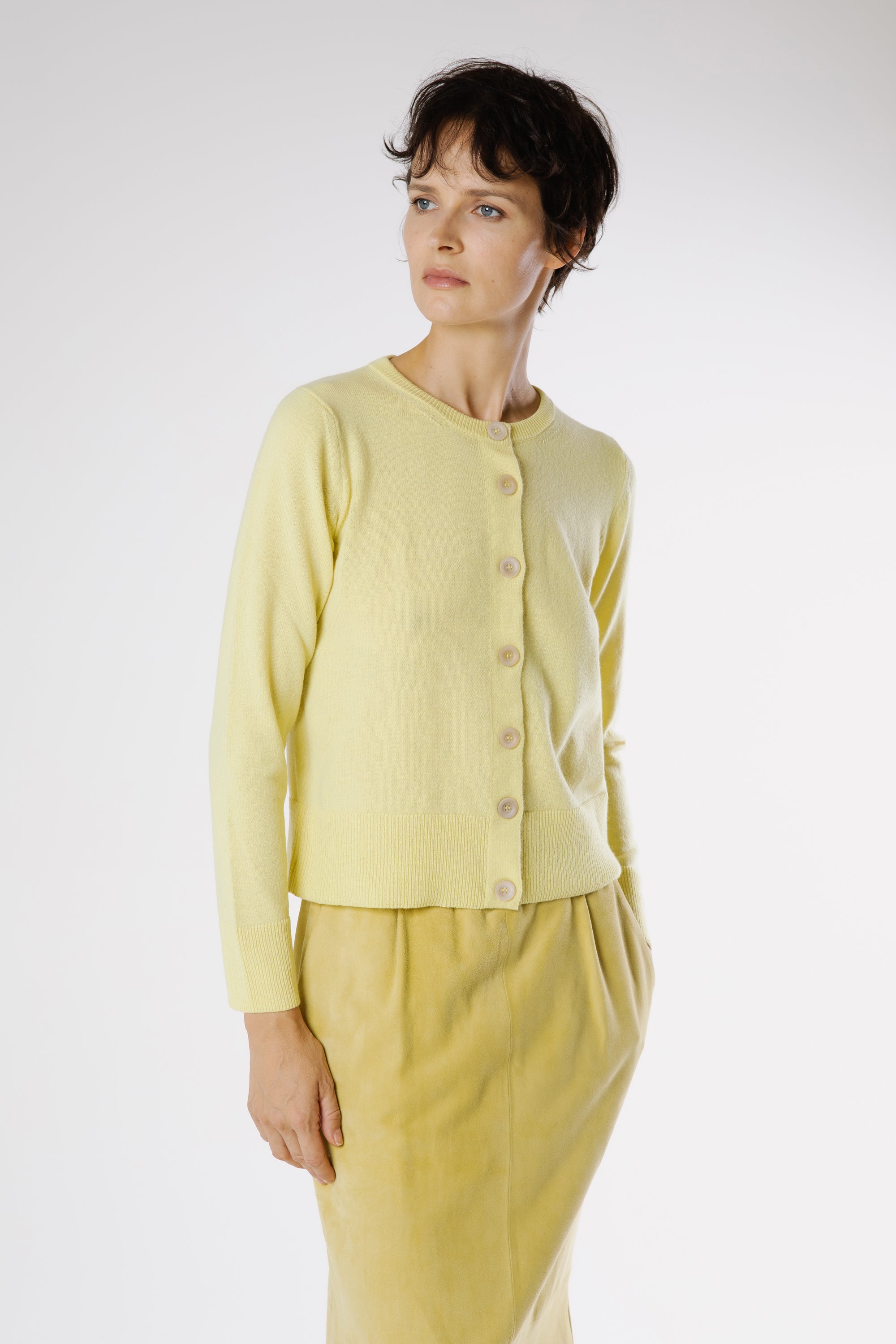Premium women cashmere cardigan – side view of Ginan Cashmere Cardigan Moonwalk in soft yellow Italian knitwear.