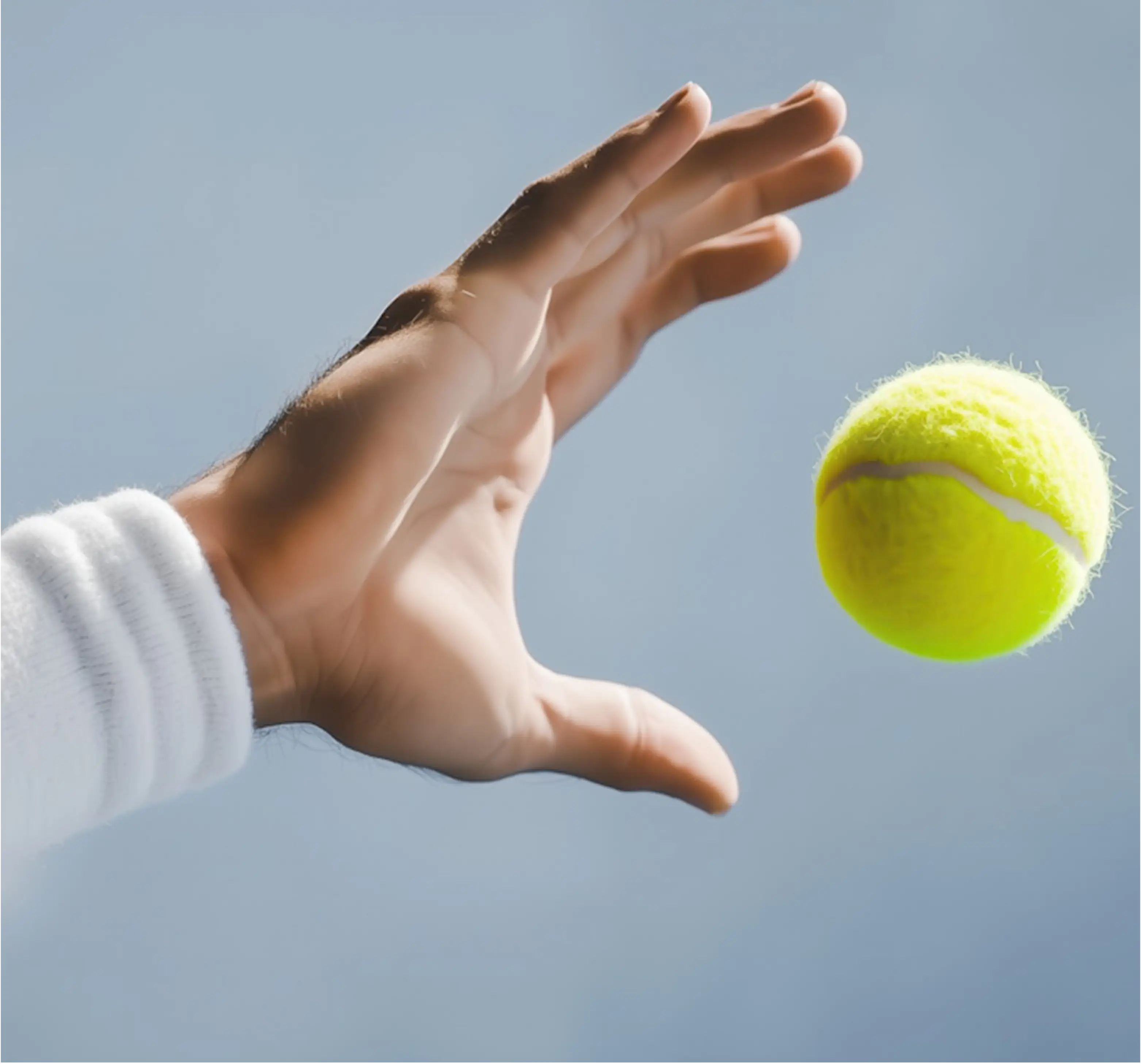 Hand mit Armband wirft einen Tennisball