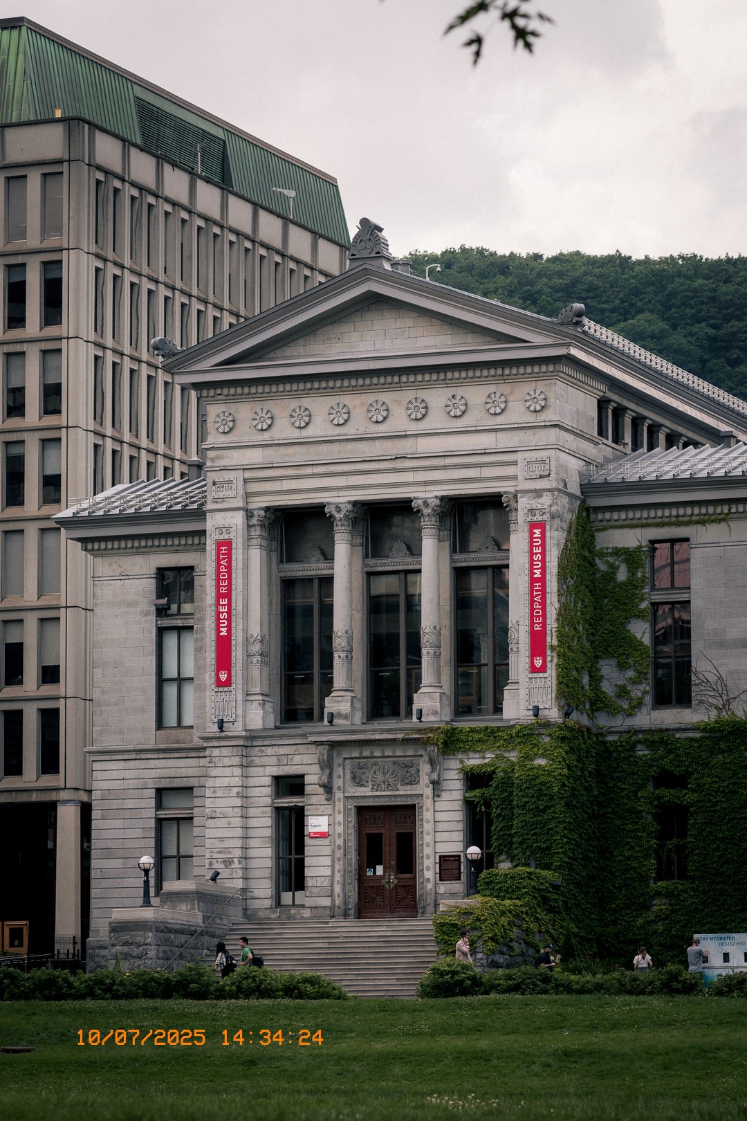 açade néoclassique du musée Redpath à Montréal, entourée de verdure