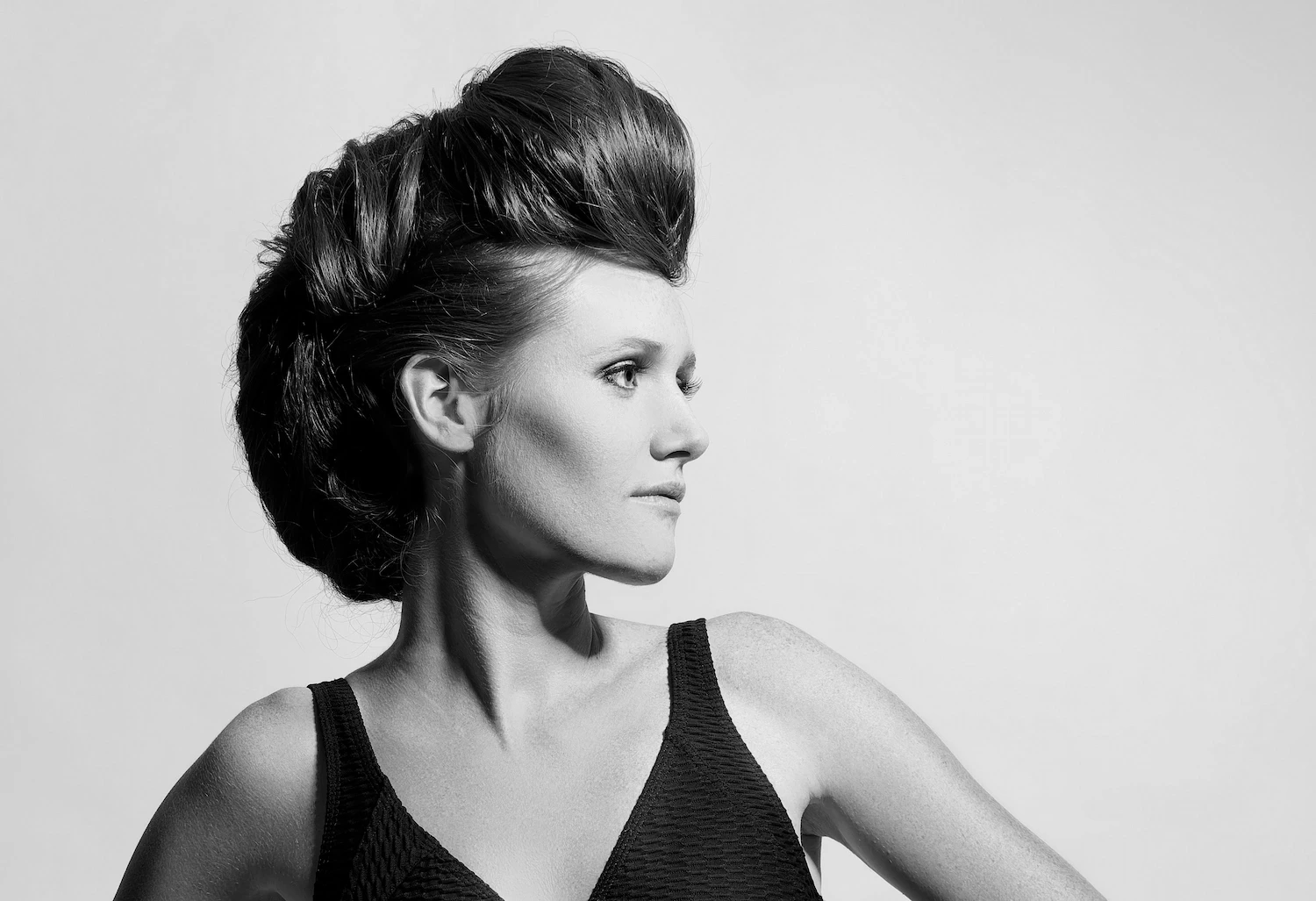 Portrait mode éditorial noir et blanc, profil élégant et contraste fort | Photographe David Dijoux La Réunion