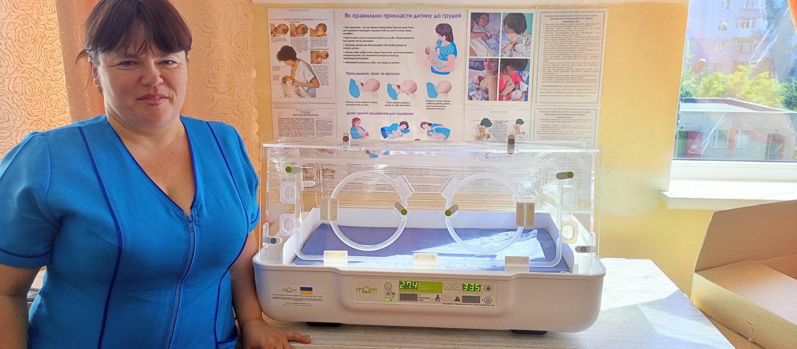 A nurse with an installed mobile incubator system.