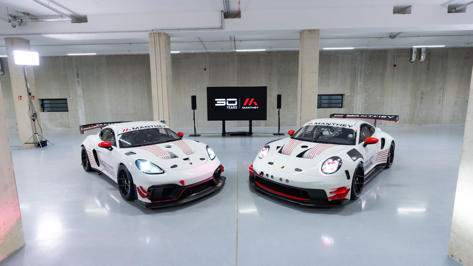 Les deux séries MR 30 : le 718 Cayman GT4 RS Clubsport à gauche, la 911 GT3 Cup à droite.