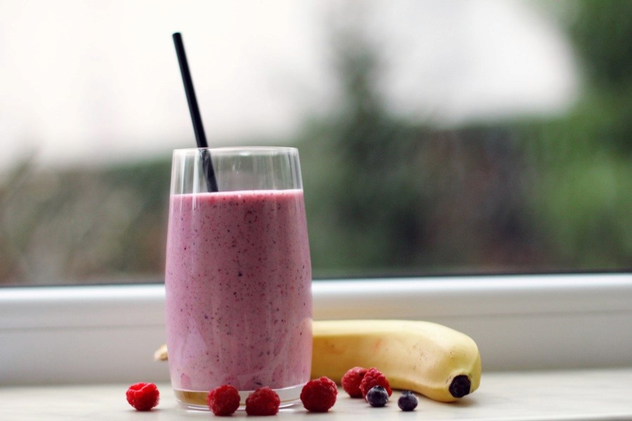Frullato banane, lamponi e mirtilli
