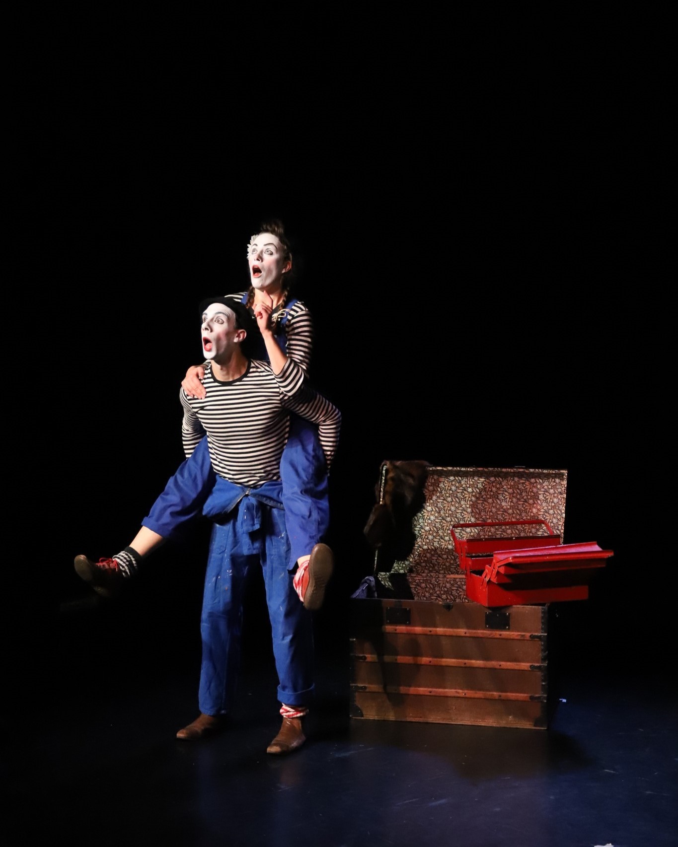 Deux artistes habillés en clown sur scène