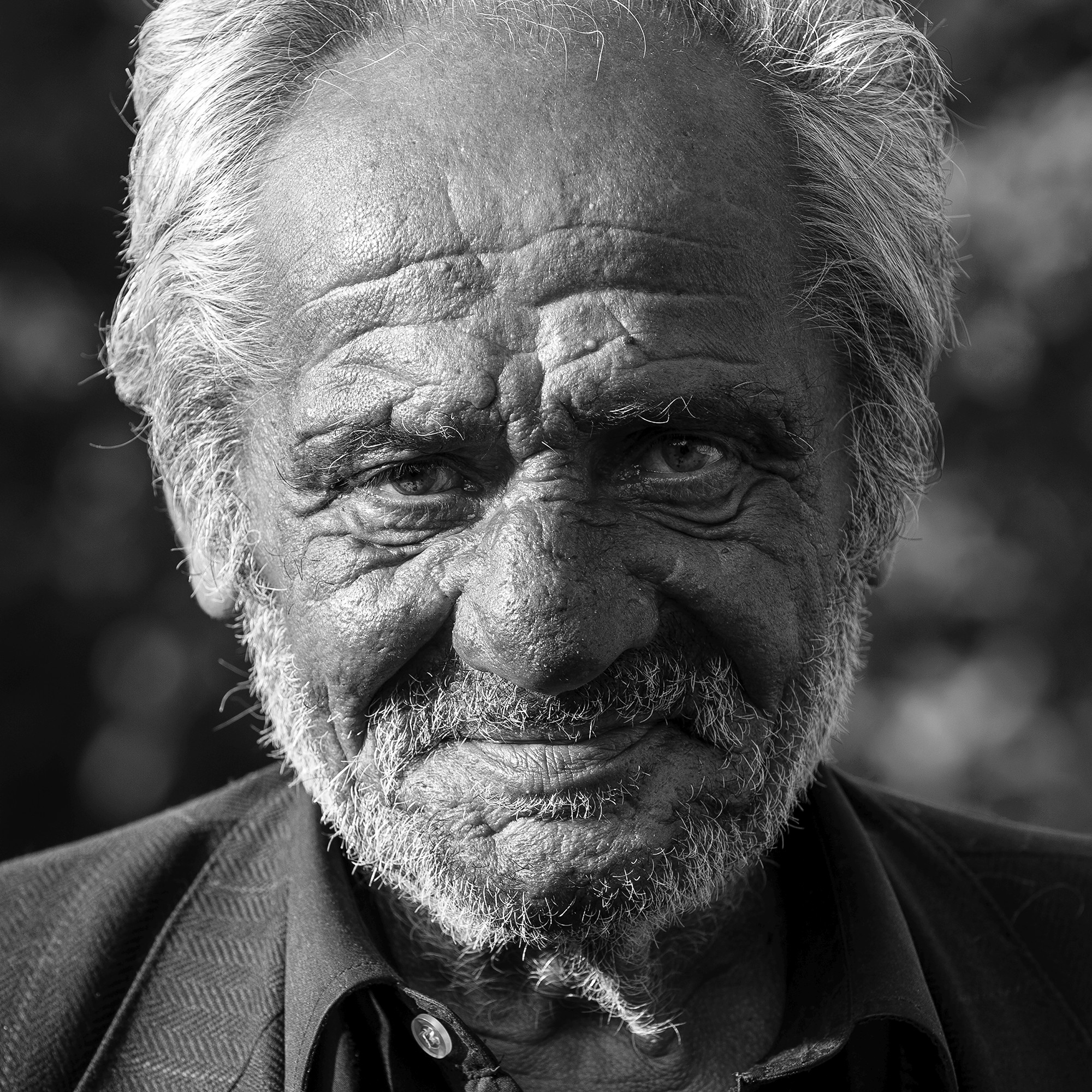 Frederic Bourcier, photographe documentaire, réalise des portraits d’un sans domicile fixe qui vient régulièrement lui rendre visite à son atelier. A travers ces photos, on peut voir les saisons , son humeur et surtout son état de fatigue.
