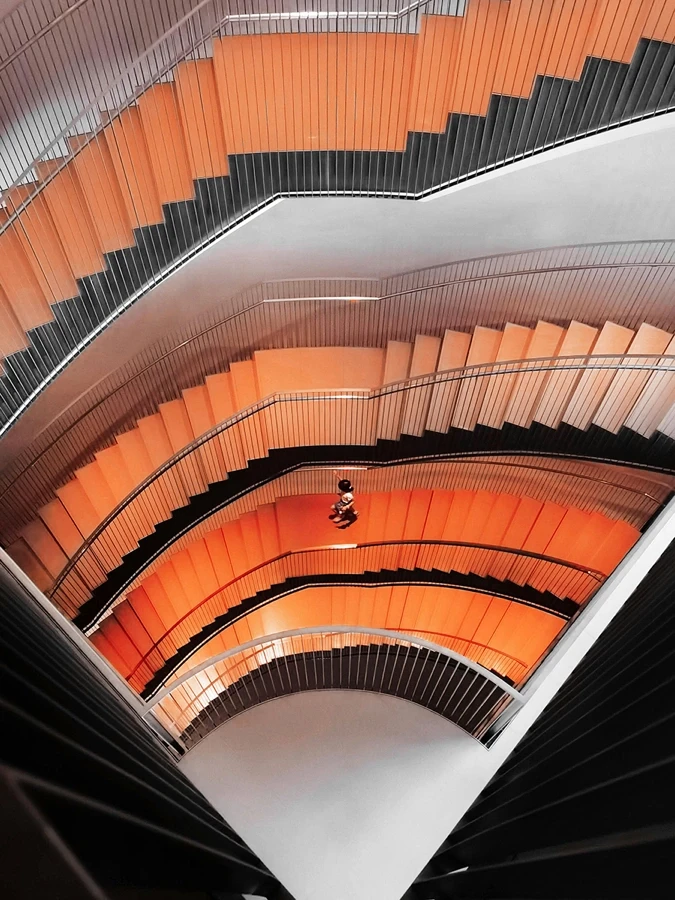 Treppenhaus mit Person