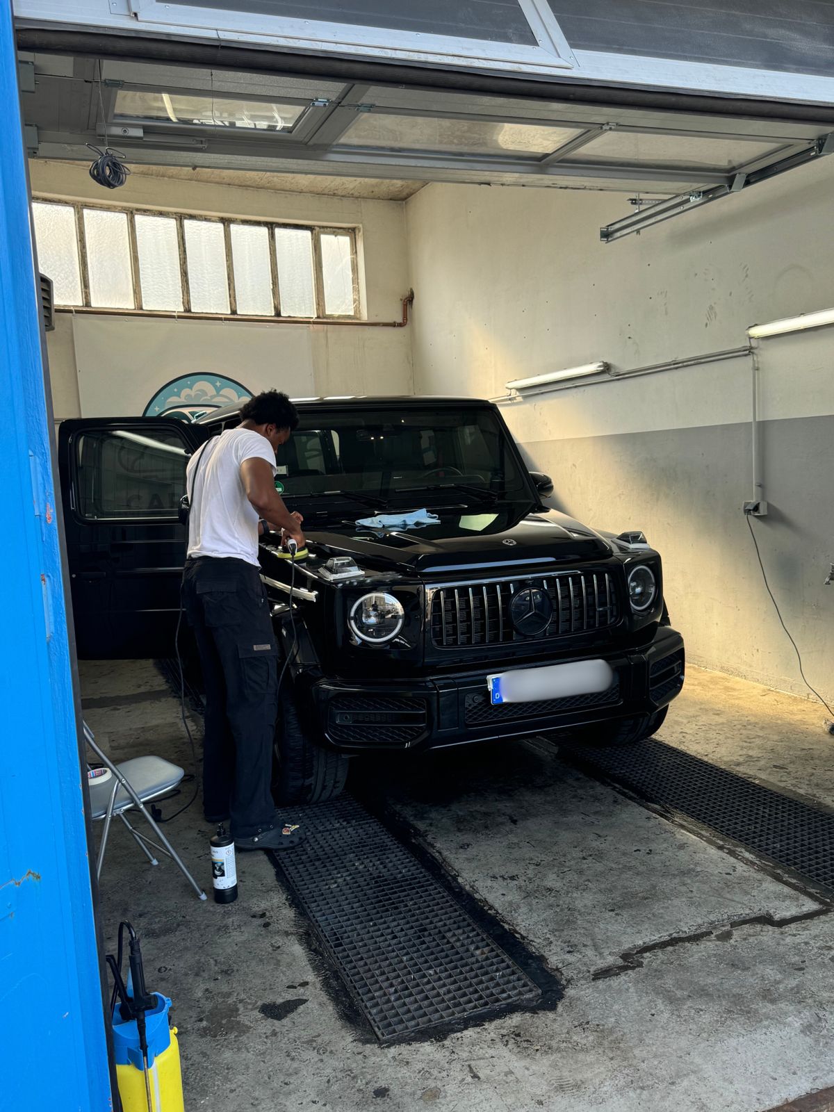 schwarzer, frisch gewaschener und aufbereiteter Mercedes G63 AMG in der Garage von CarHeaven-Autoaufbereitung