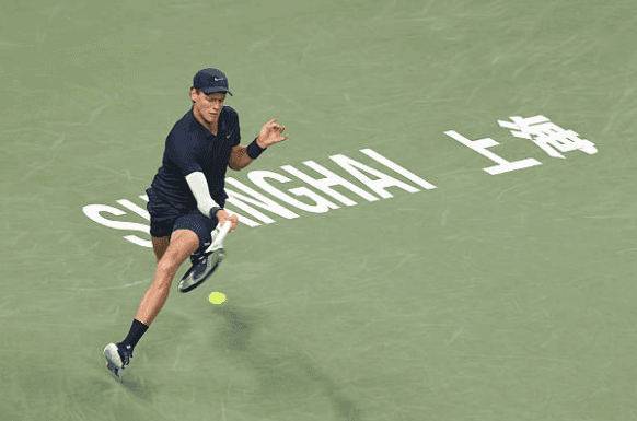  Jannik Sinner golpea la pelota en el Rolex Shanghai Masters | Hu Chengwei, Getty Images
