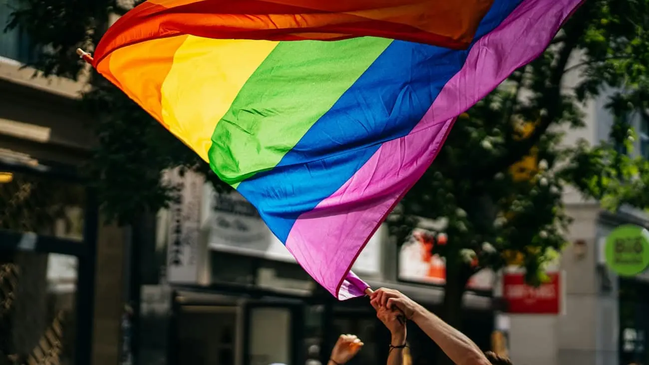 A living rainbow flag is held up at the sports clubs' campaign, symbolising diversity and inclusivity in the fight against right-wing extremism. This image represents solidarity within the community and the constant work towards a tolerant and just society.