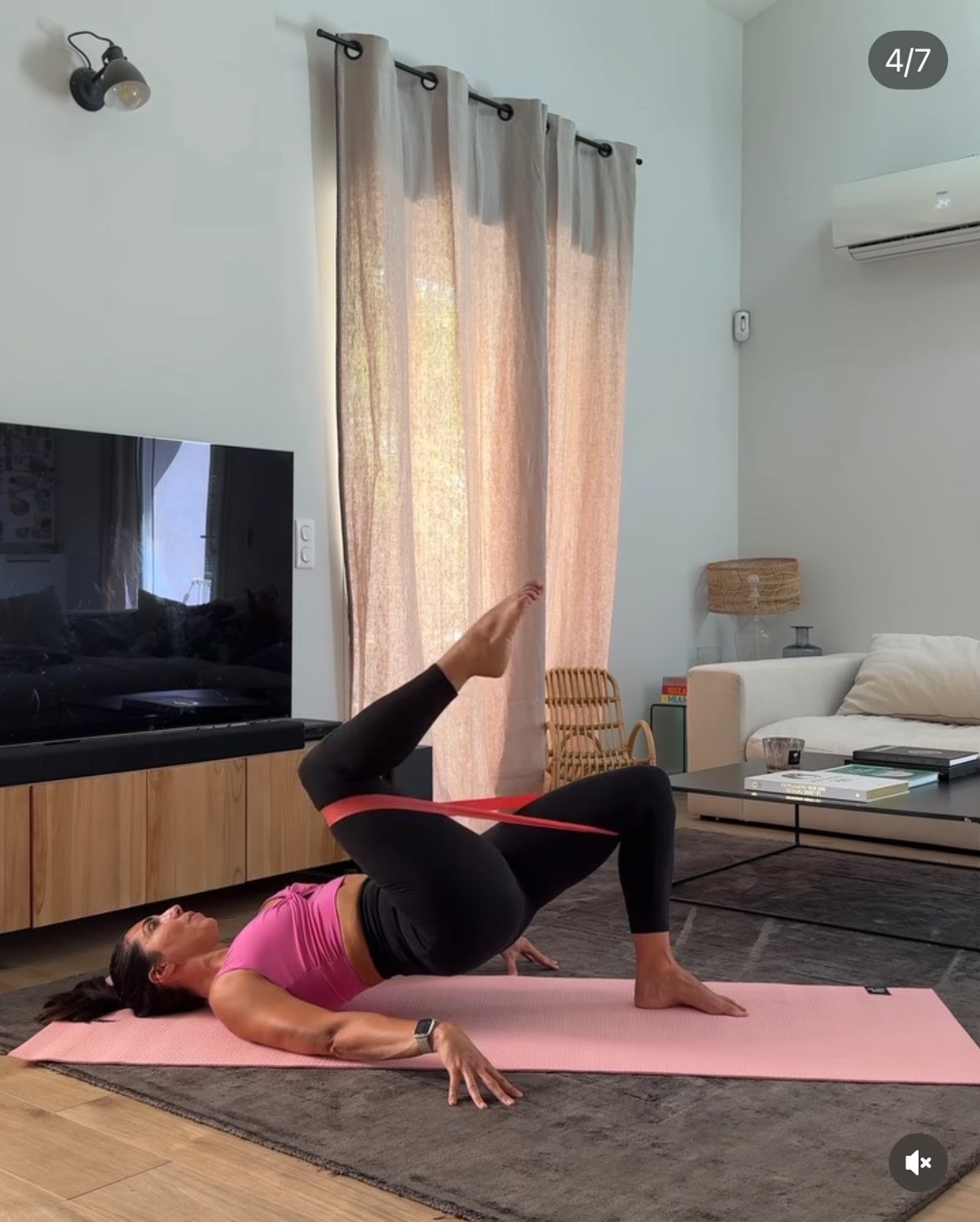 Exercice pour muscler ses fessiers : le Banded Bridge March