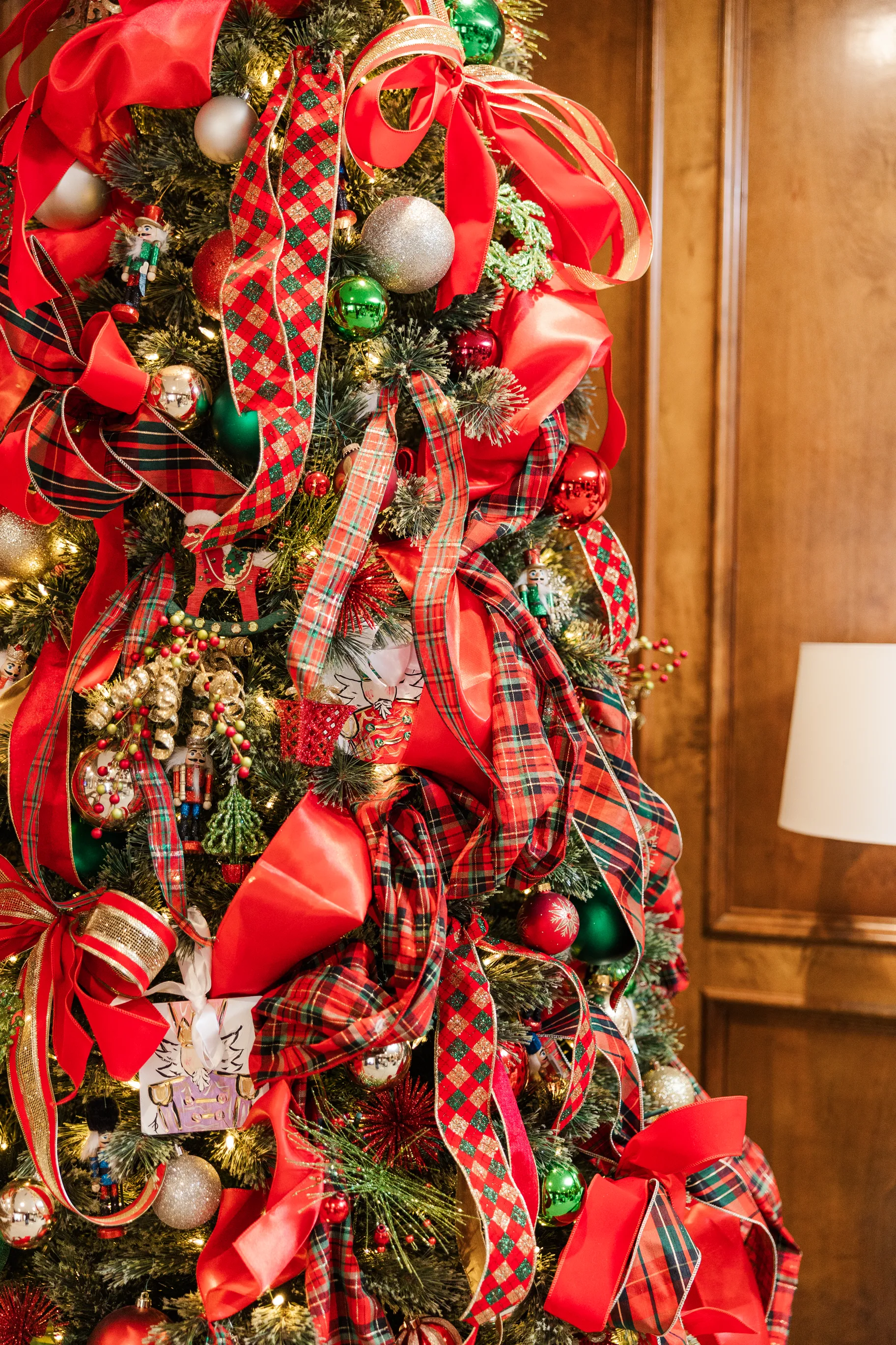 Luxury table setting by Sarah Overall Events with pink embroidered napkins, gold-rimmed plates, floral arrangements, and personalized menus in Shreveport.