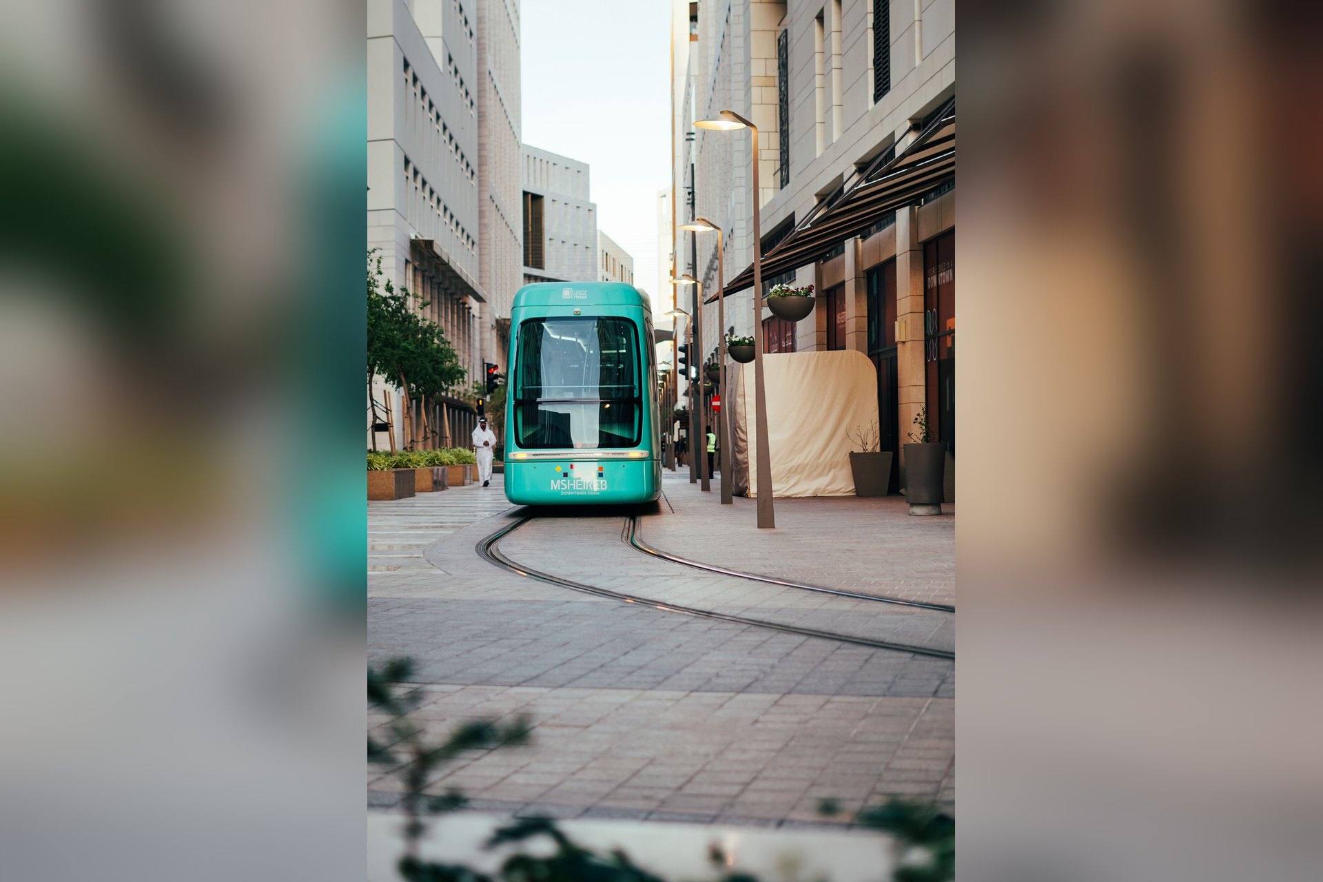 Un tram turquoise dans une rue du centre de Doha, à Msheireb