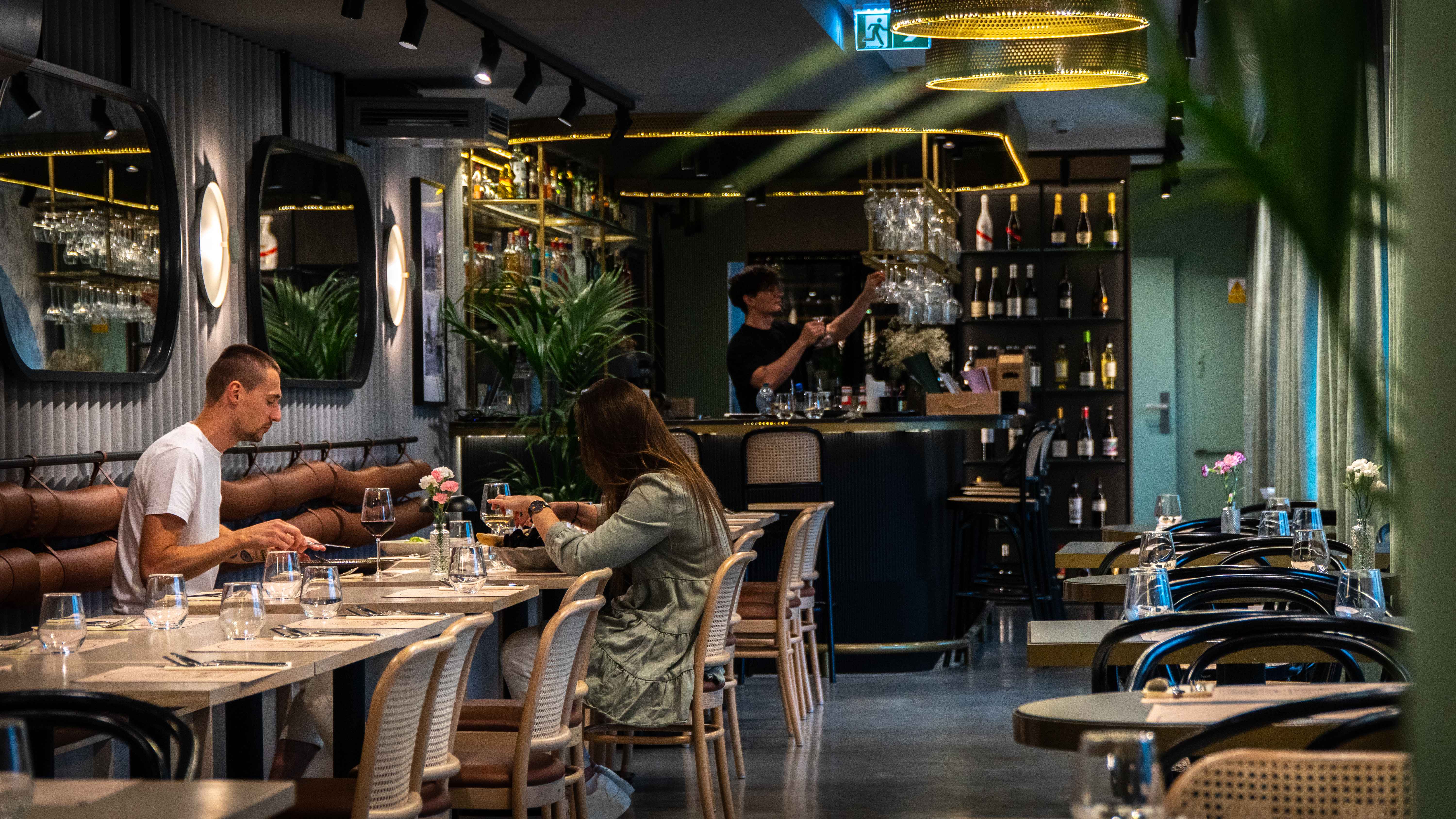 otwarta wnetrze stoliki