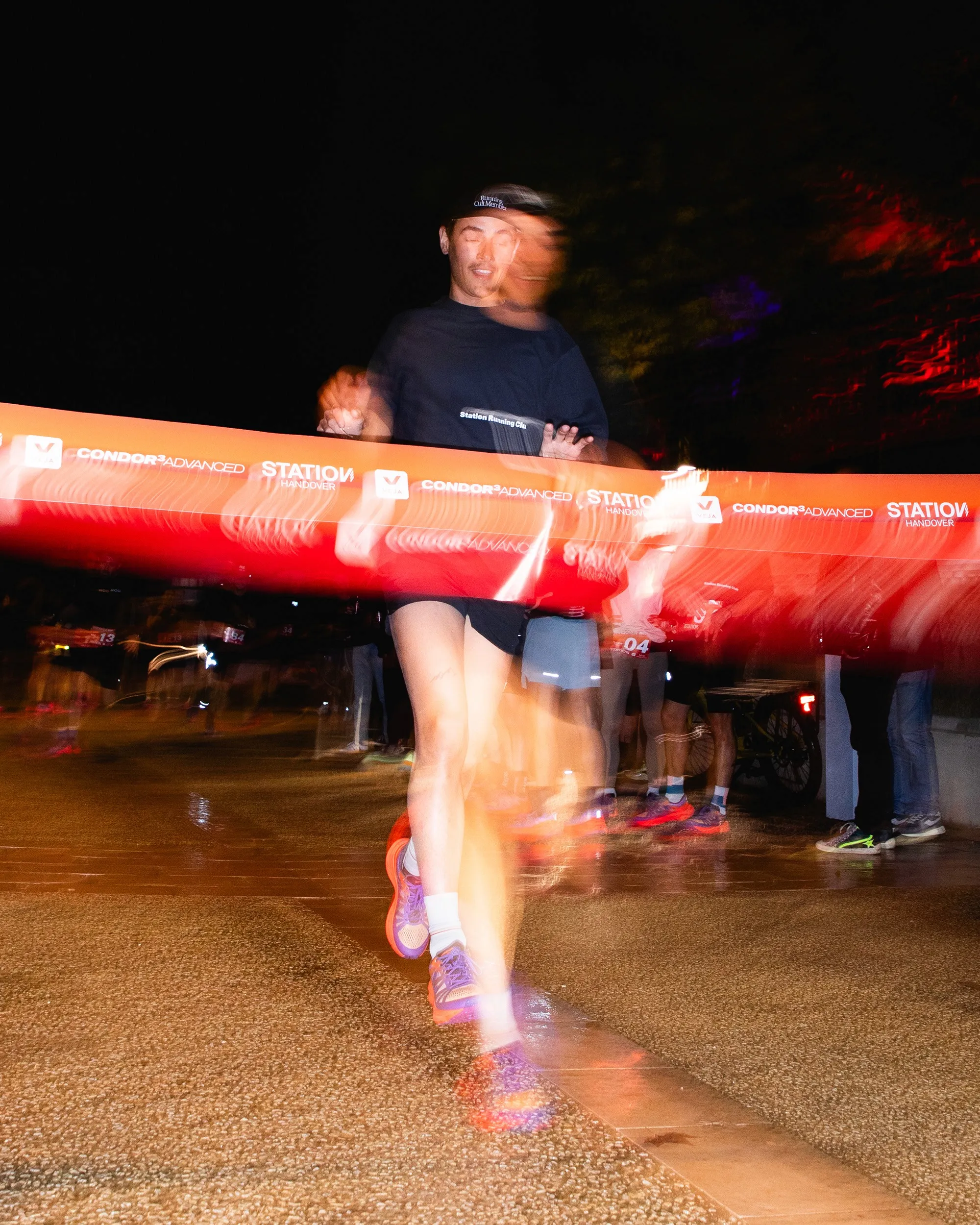 Reportage de la course relais urbaine et photographie d'action sportive de nuit.