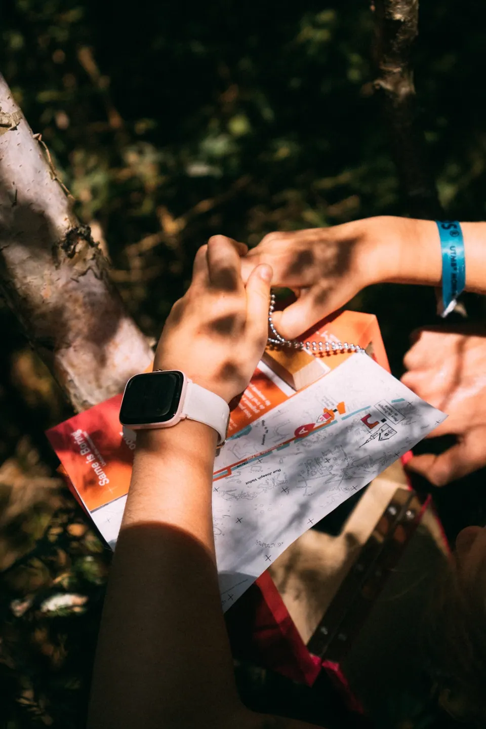 Zoom sur montre et carte d'orientation