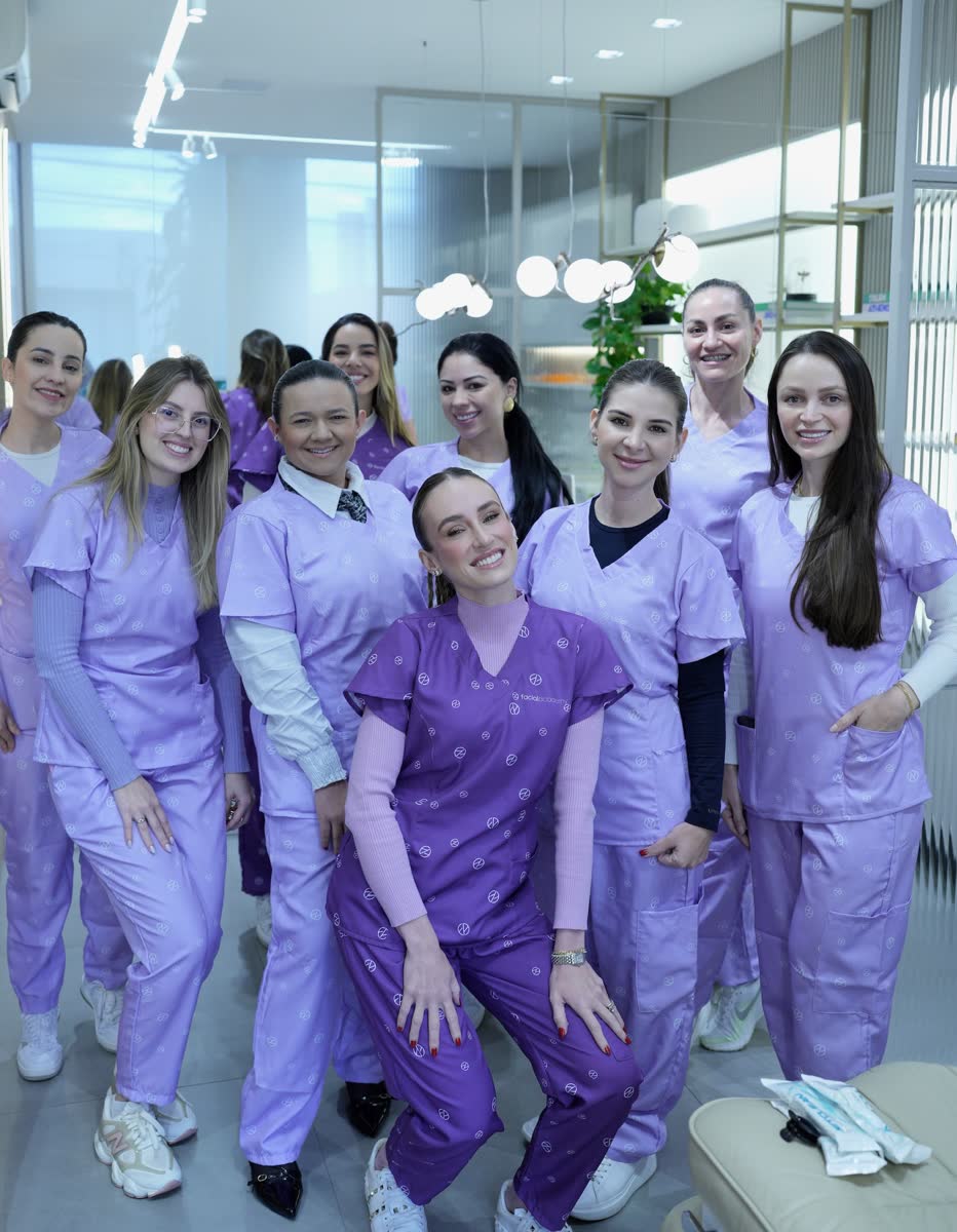 Turma presencial completa em scrubs da Facial Academy na clínica