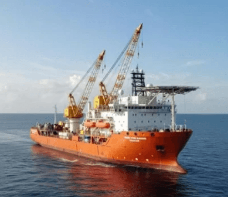 Offshore installation vessel equipped with cranes for deployment of flexible RTP pipeline systems in open water